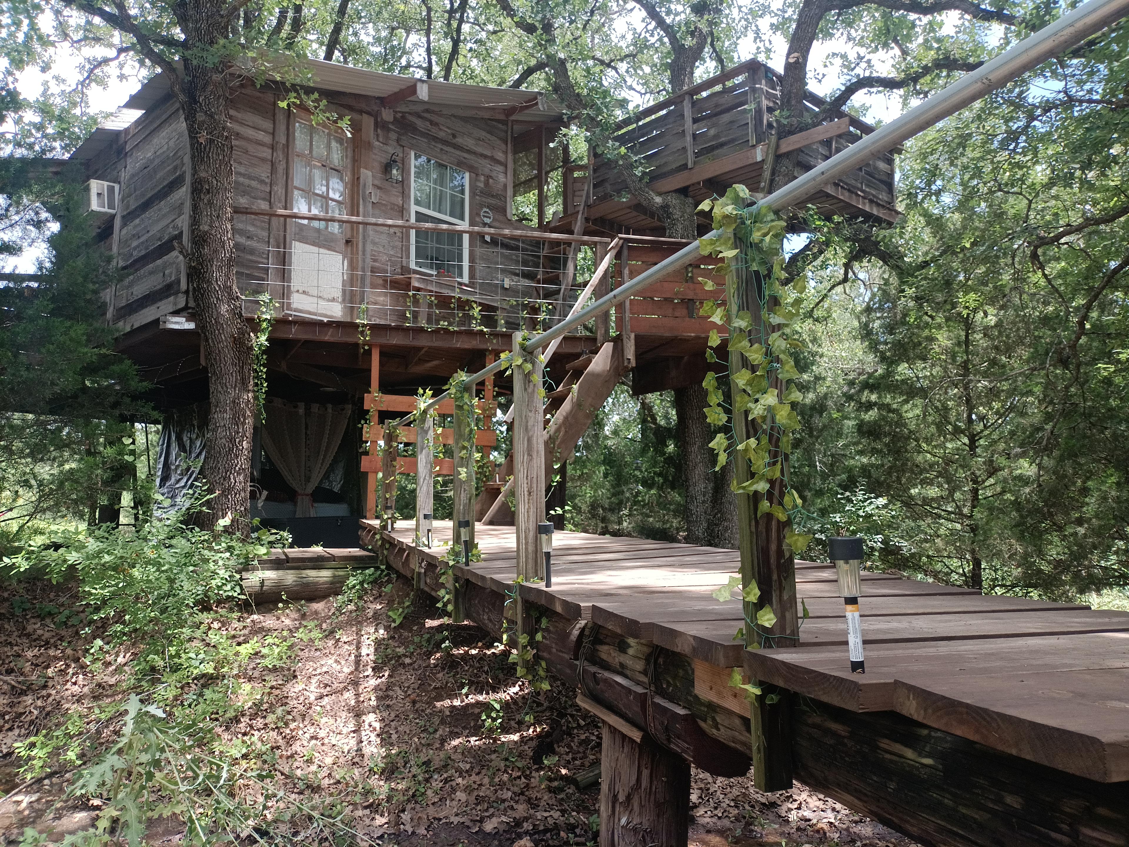 Robins Nest AReal Treehouse w/ac