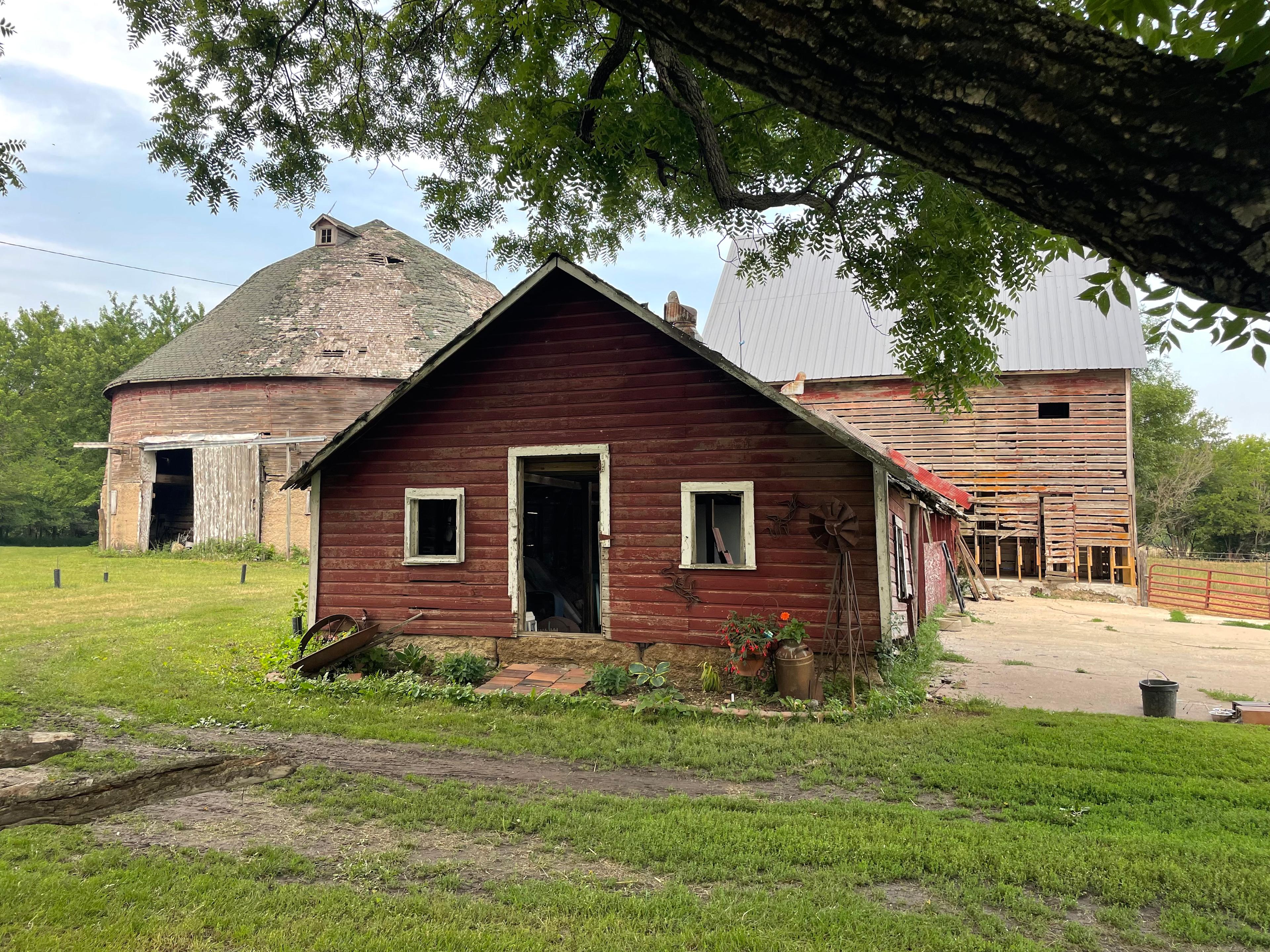 Secluded riverside ranch