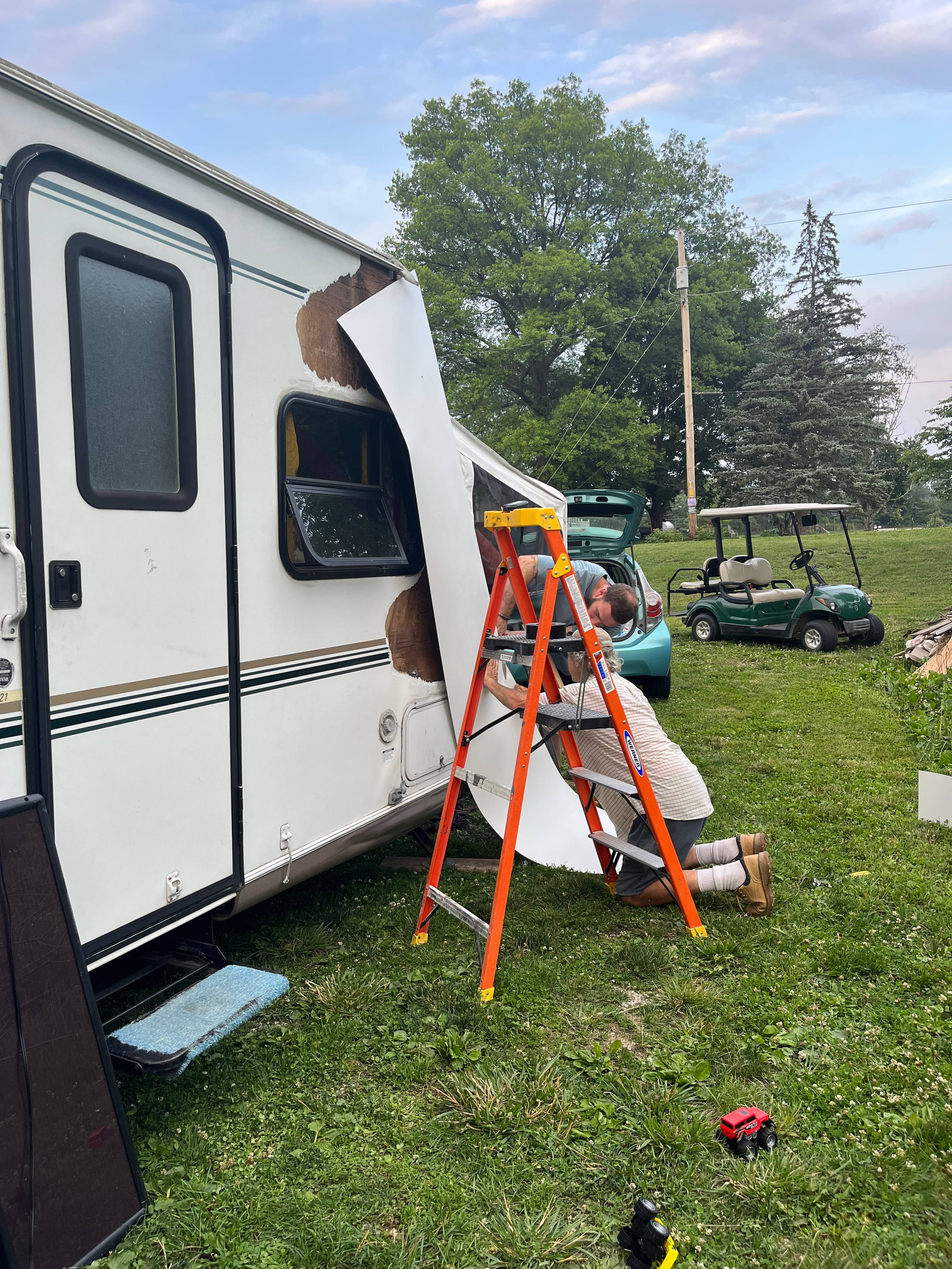 Rusty's Retreat with pond and river