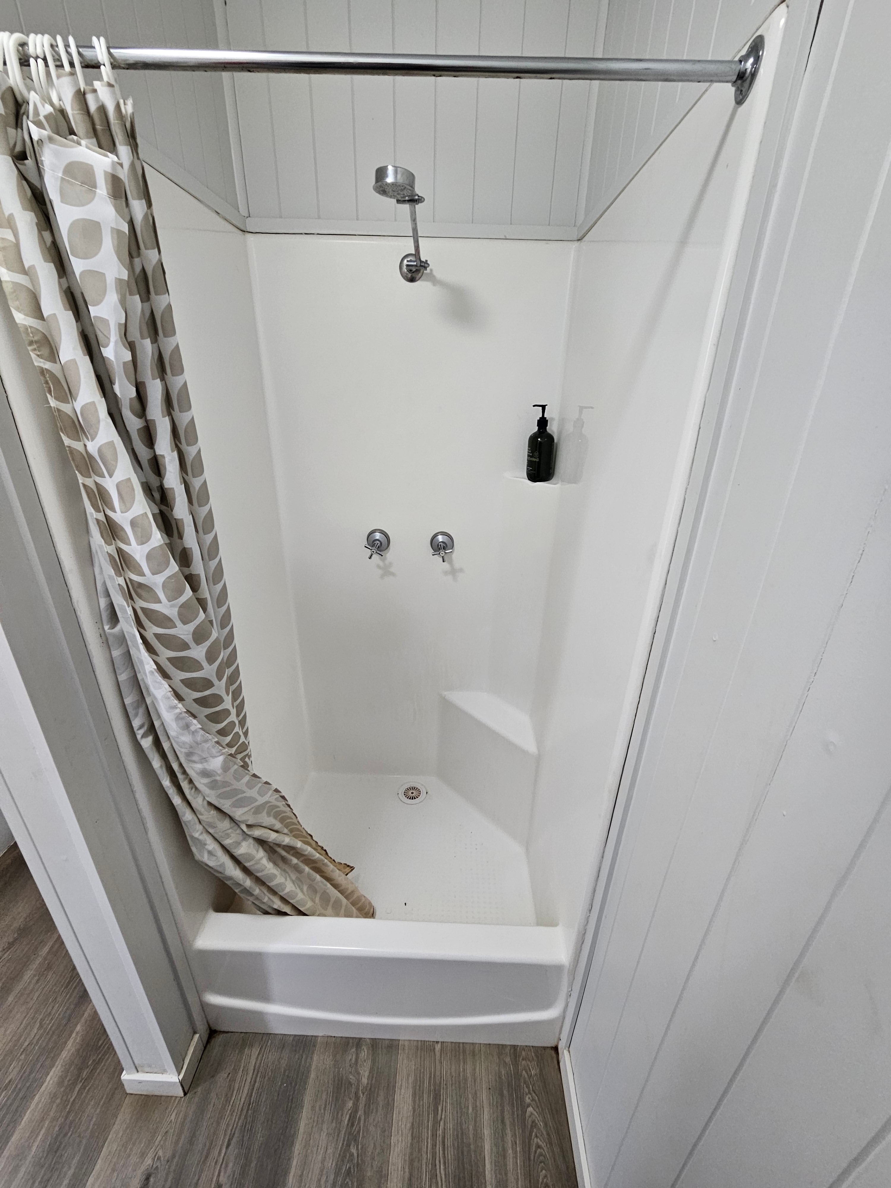 Water was nice and hot with great pressure. Even in the middle of a Toowoomba winter I was able to warm  up in here. Body wash was provided by host. 