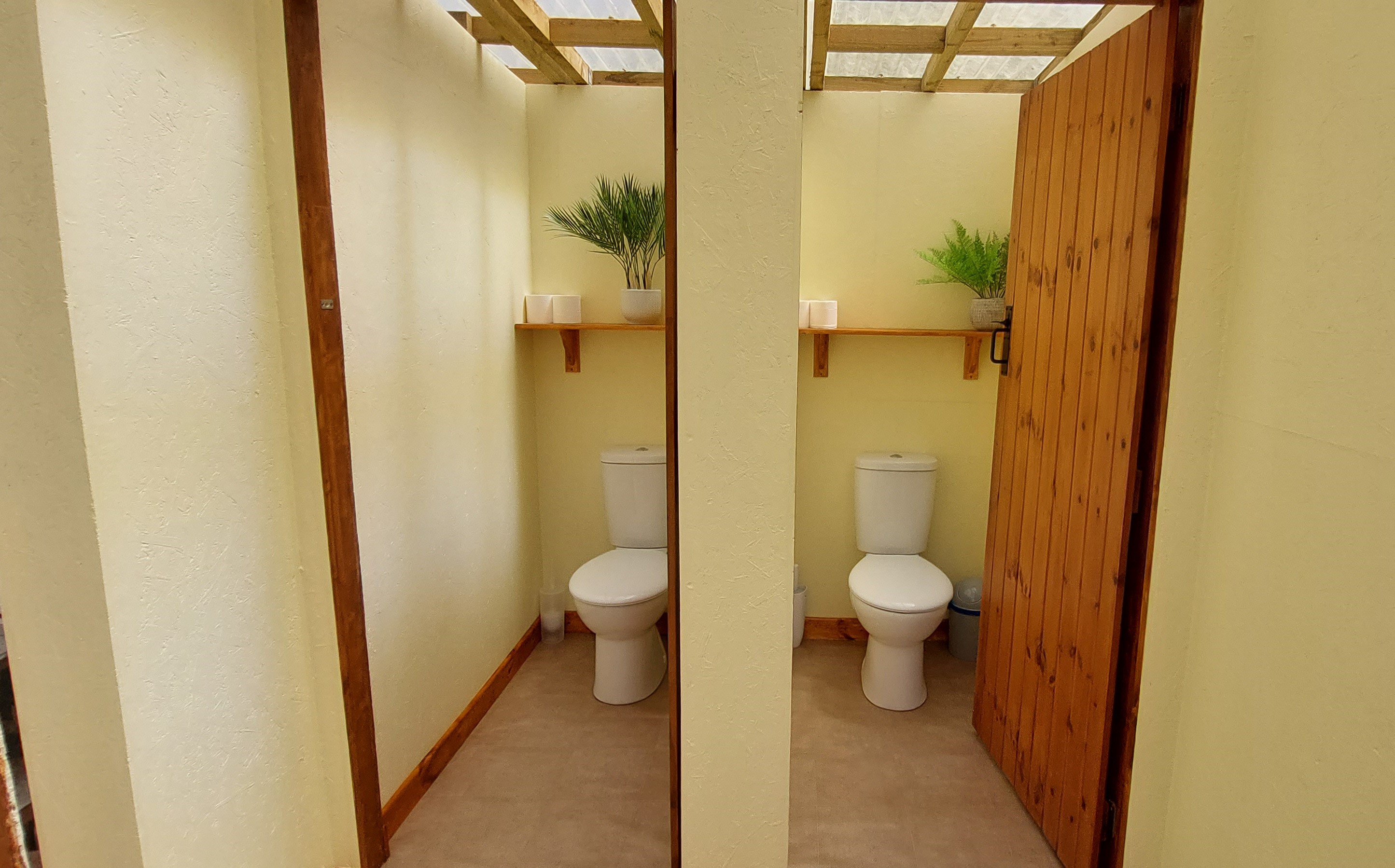 super clean facilities, toilets, washbasins and hot showers