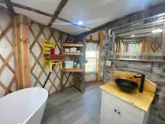 Mother Earth, hot tub, pet friendly