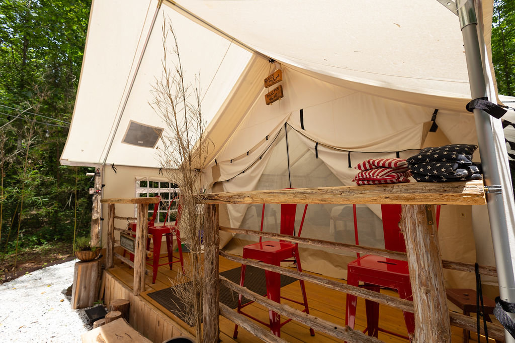 Covered deck w/Outside dinning bar