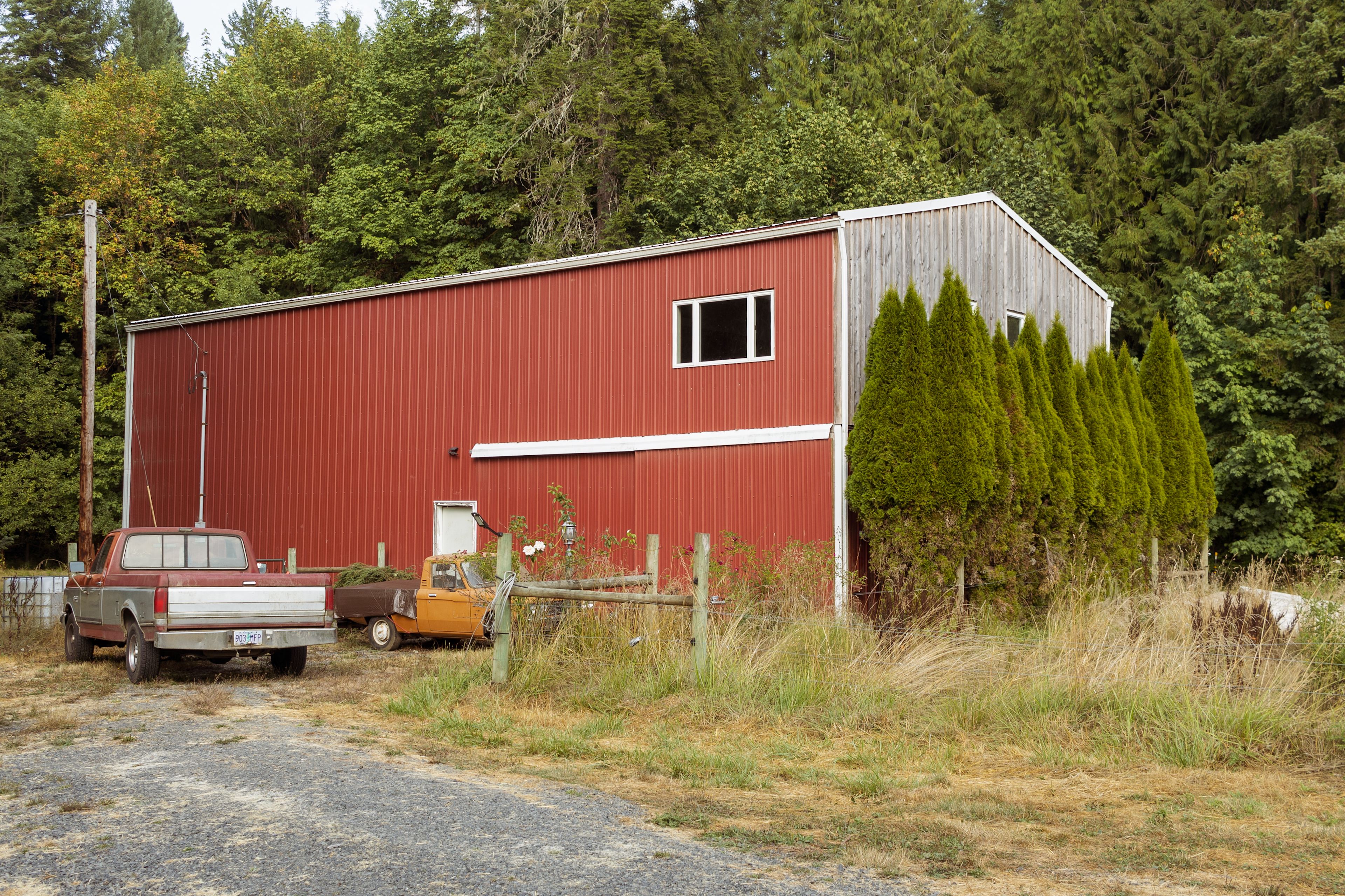 Lovely barn right when you enter the property!