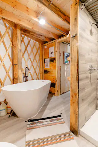 WindSong in the treetops/hot tub