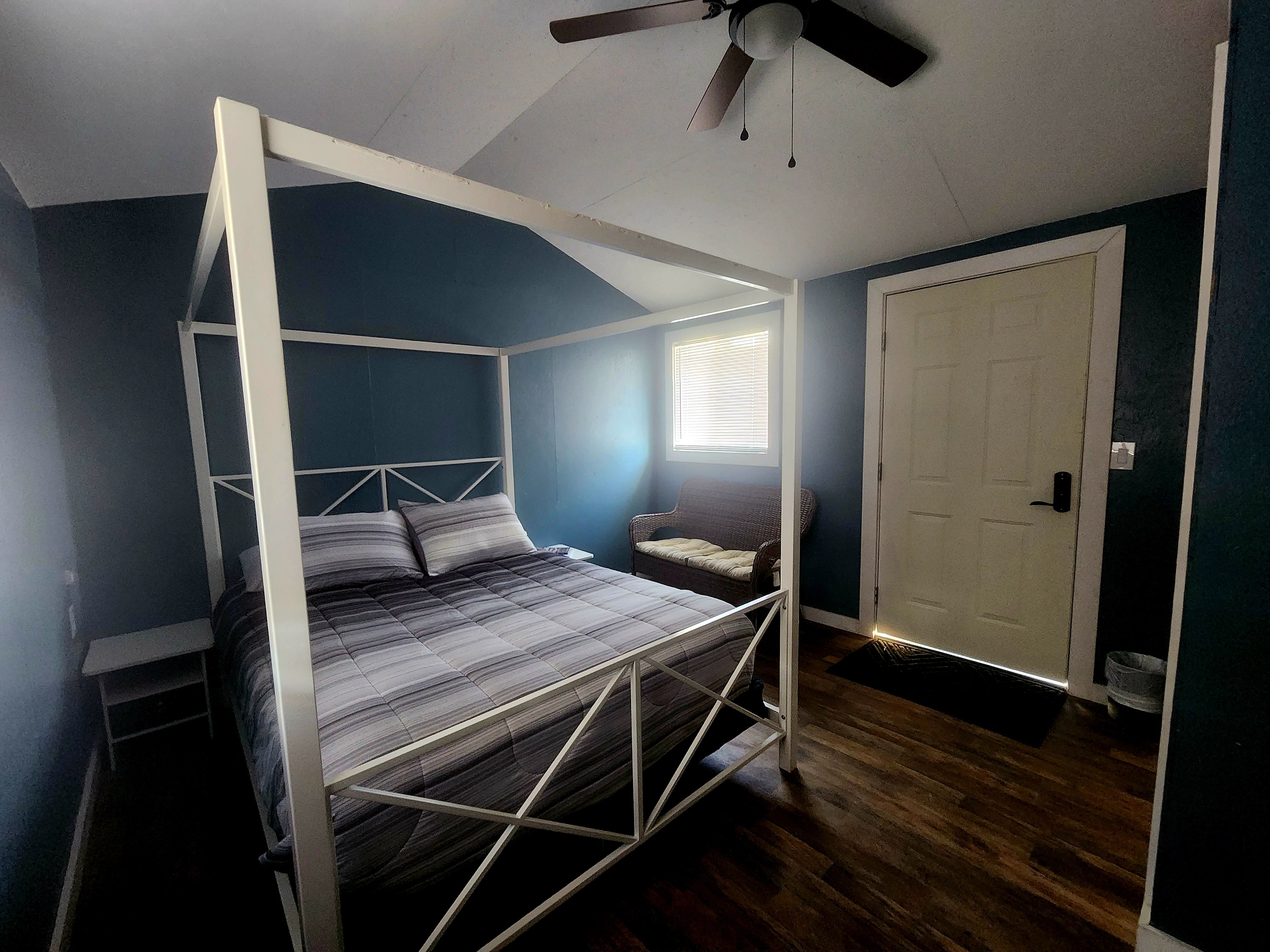 Off Grid Glamping (Guestroom #3)