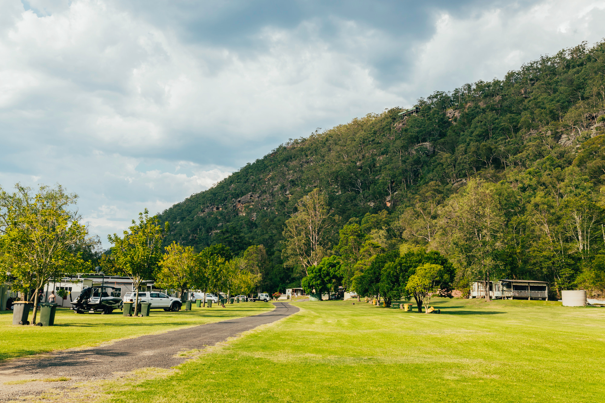 Some extra campsites on the right on the flat grassy area
