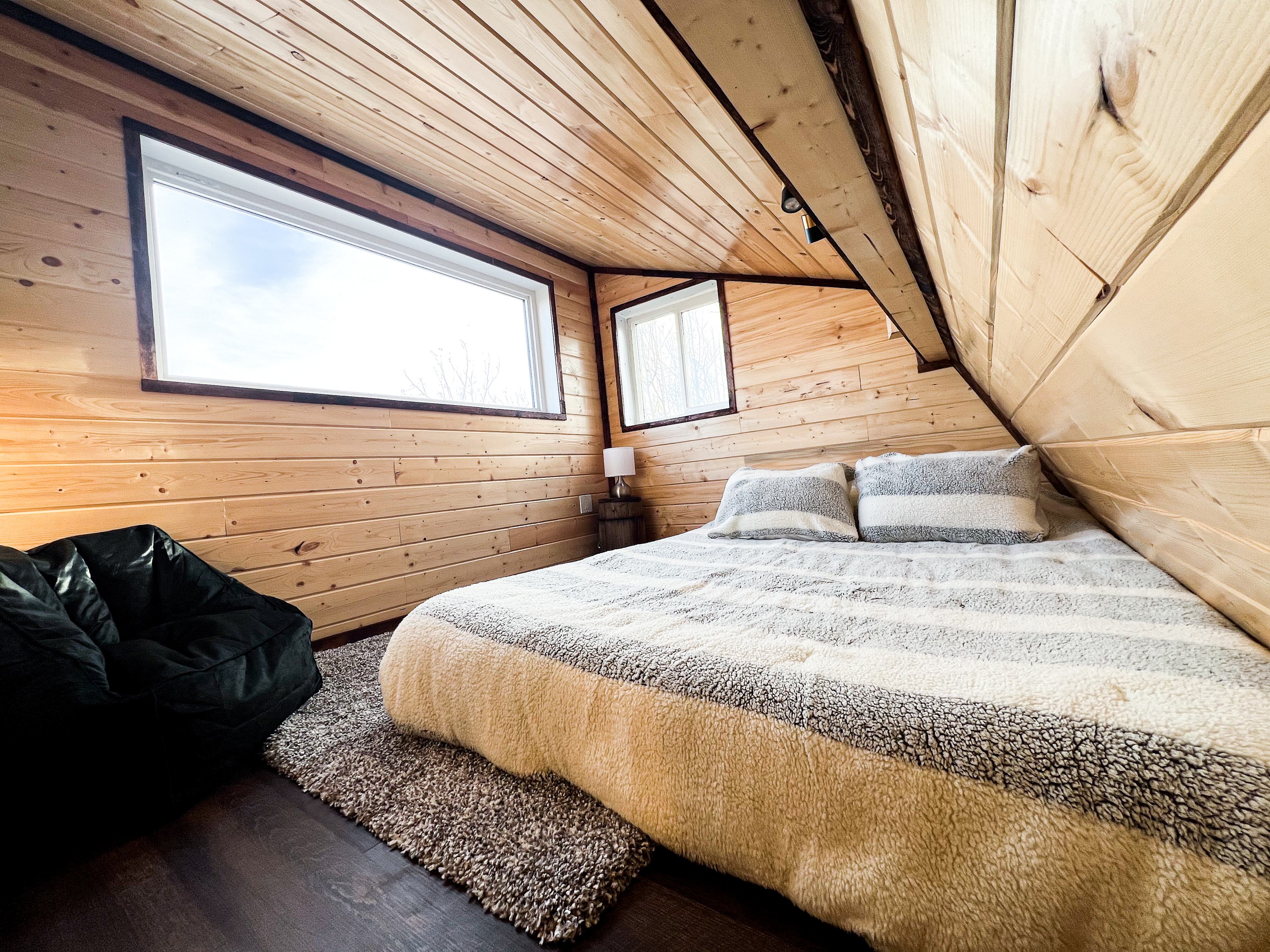 Loft queen size bed