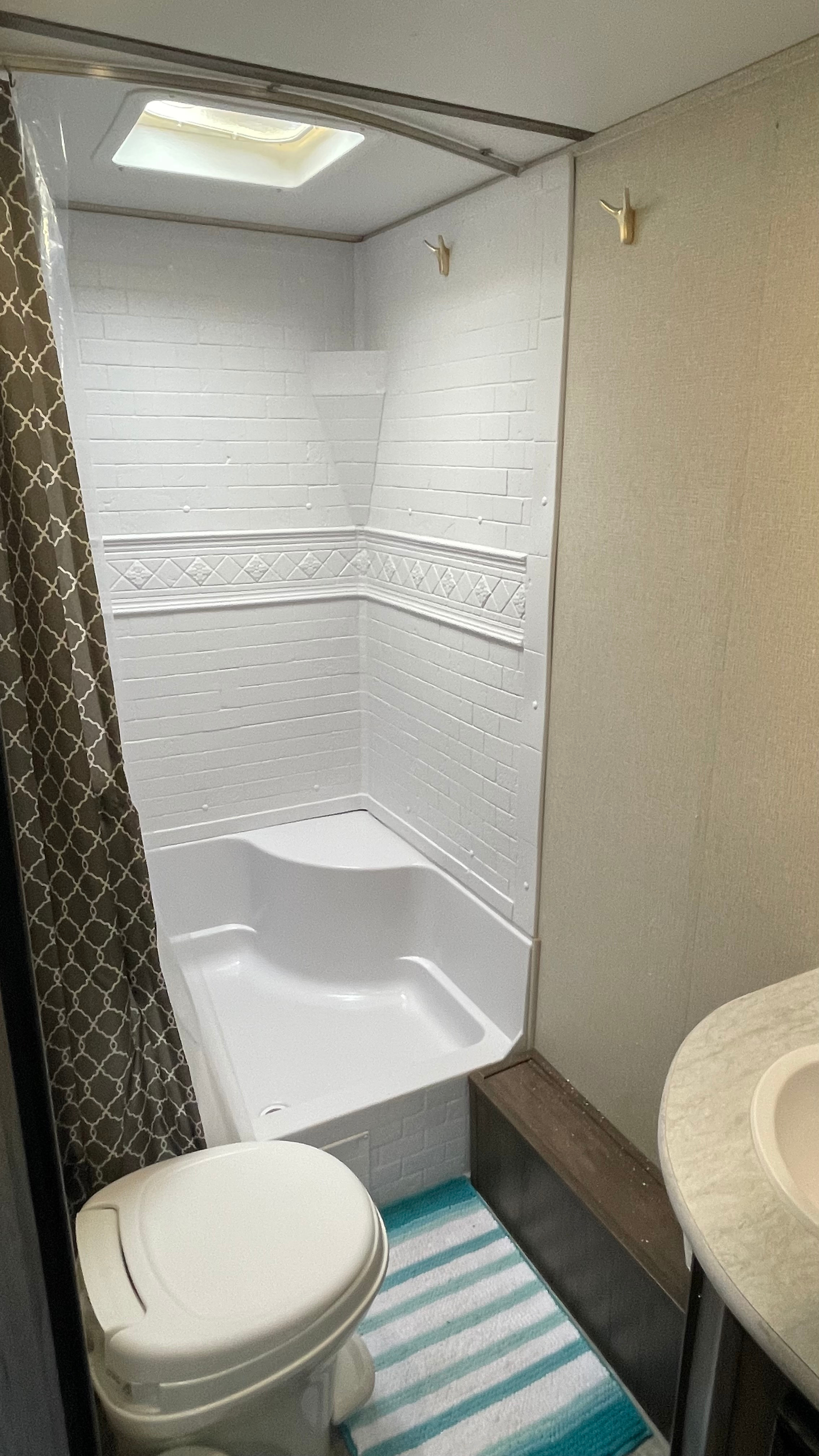 Peaceful 1 Bedroom + 2 Bunks Camper