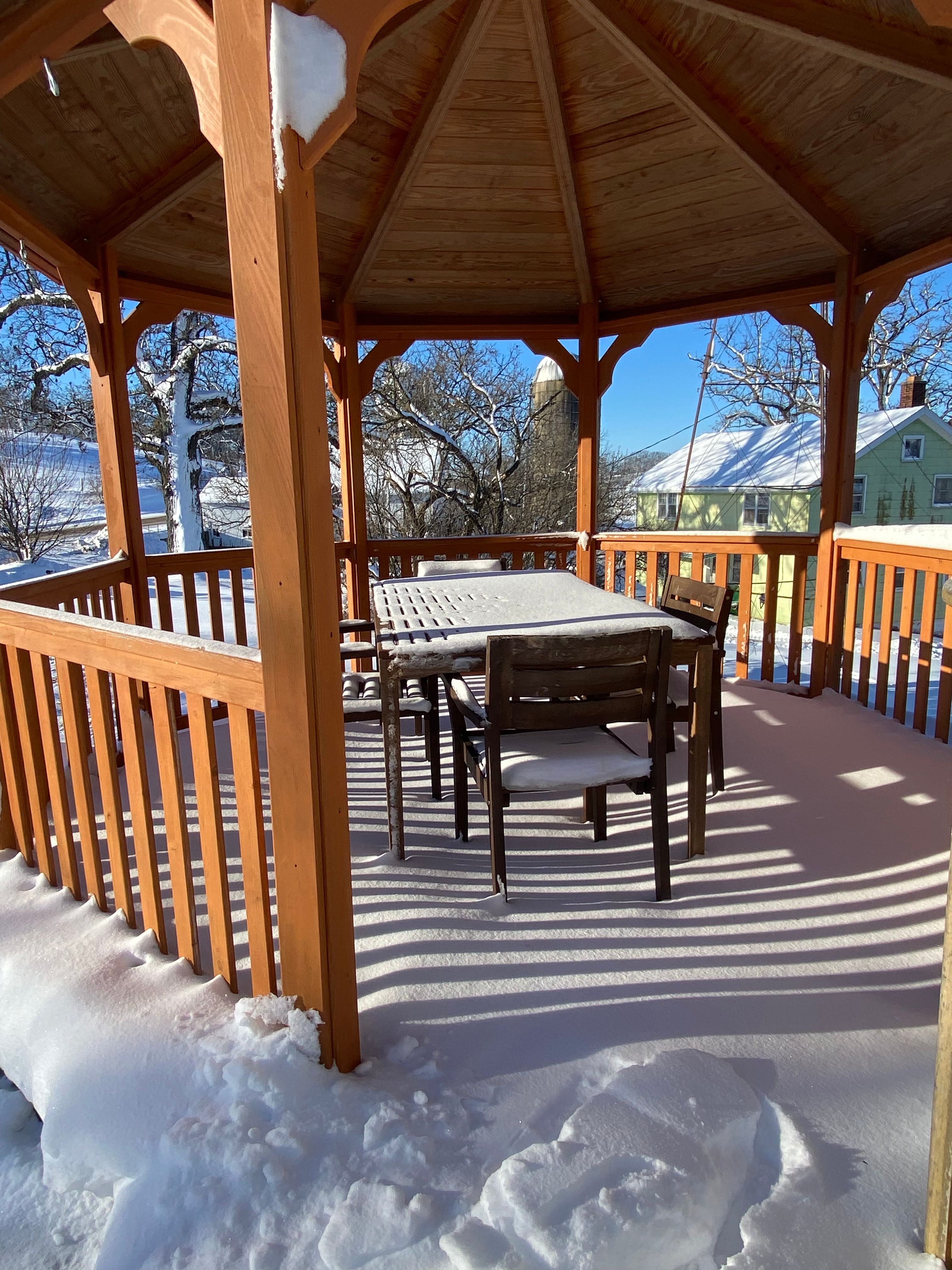A second dining area for outdoor experience 