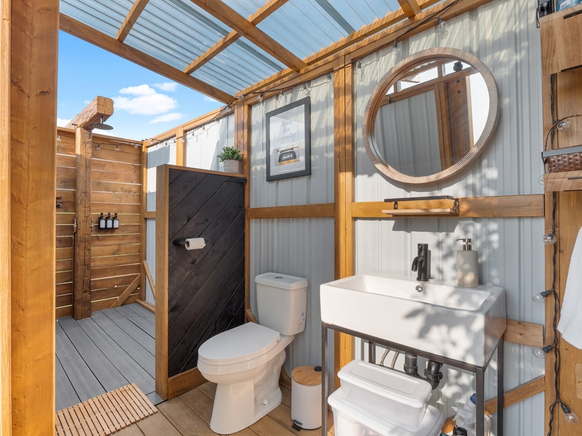 Twin Ponds Glamping In Niagara