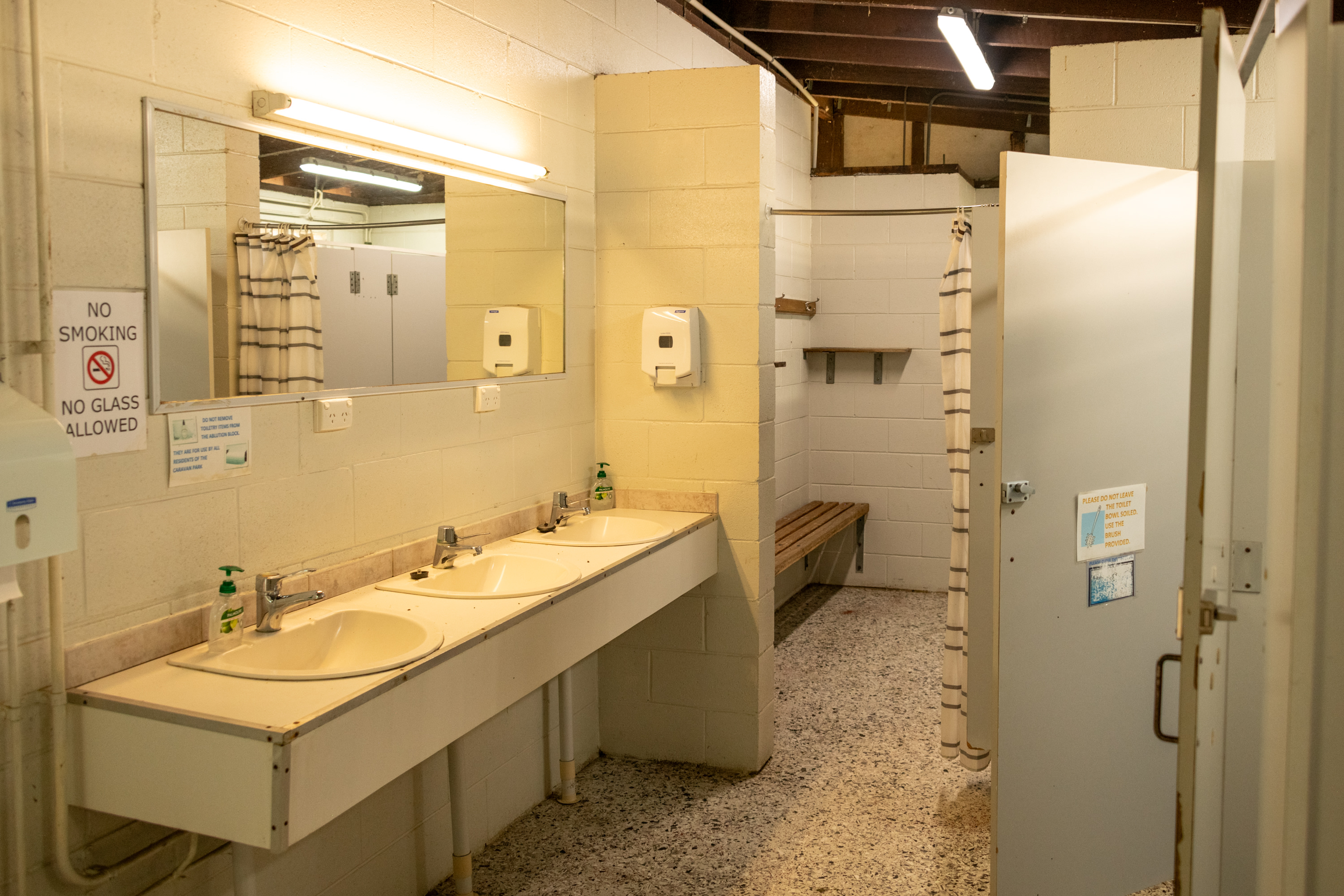 Clean bathroom block, 3 flush toilets and 3 showers available.