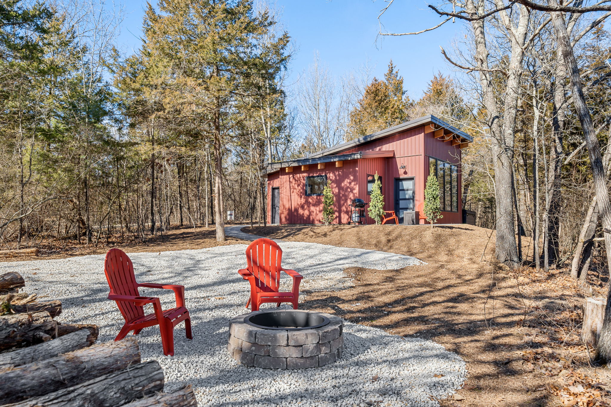 Secluded Wooded Cabin - Lakeside