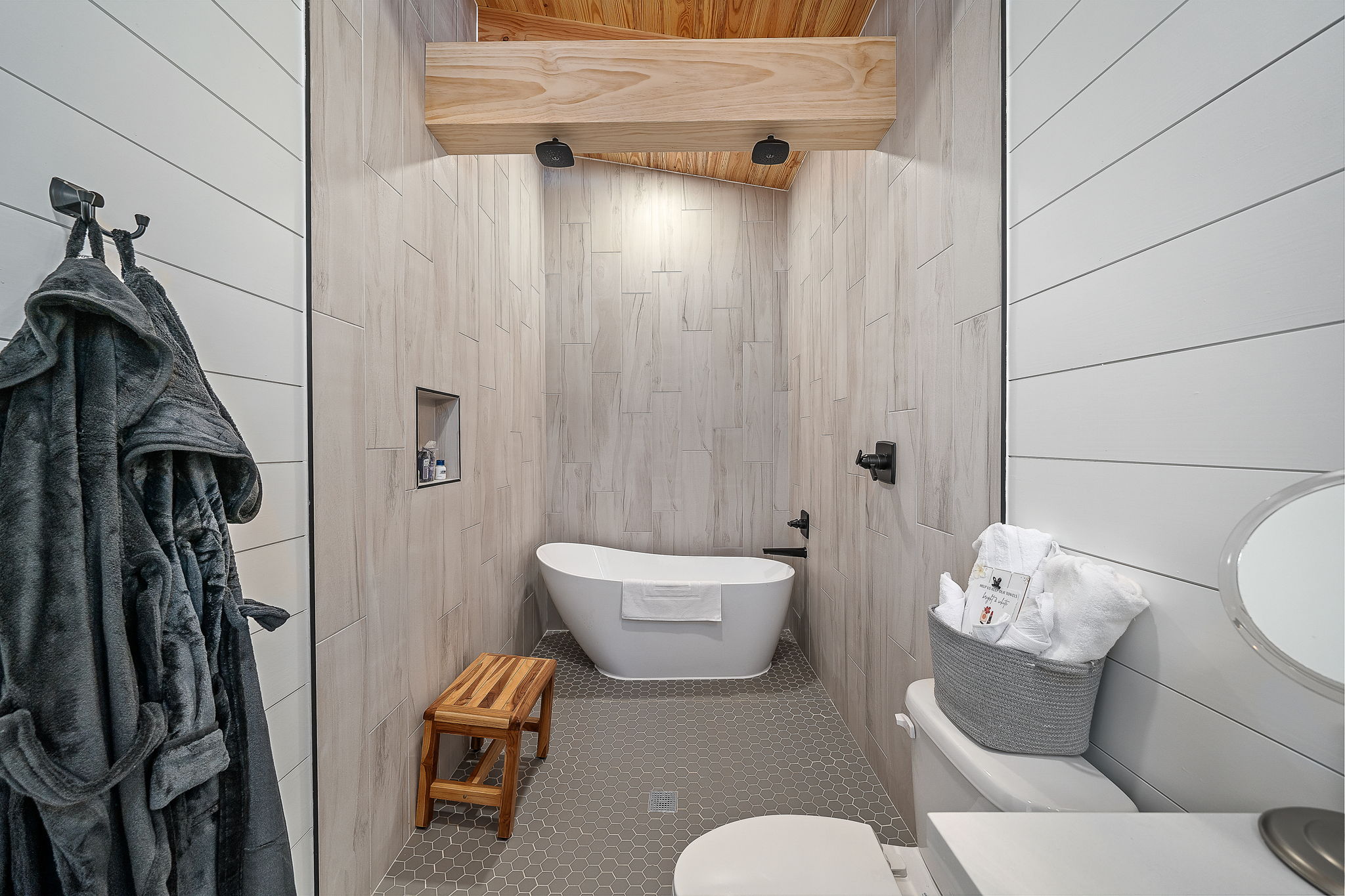 Secluded Wooded Cabin - Lakeside