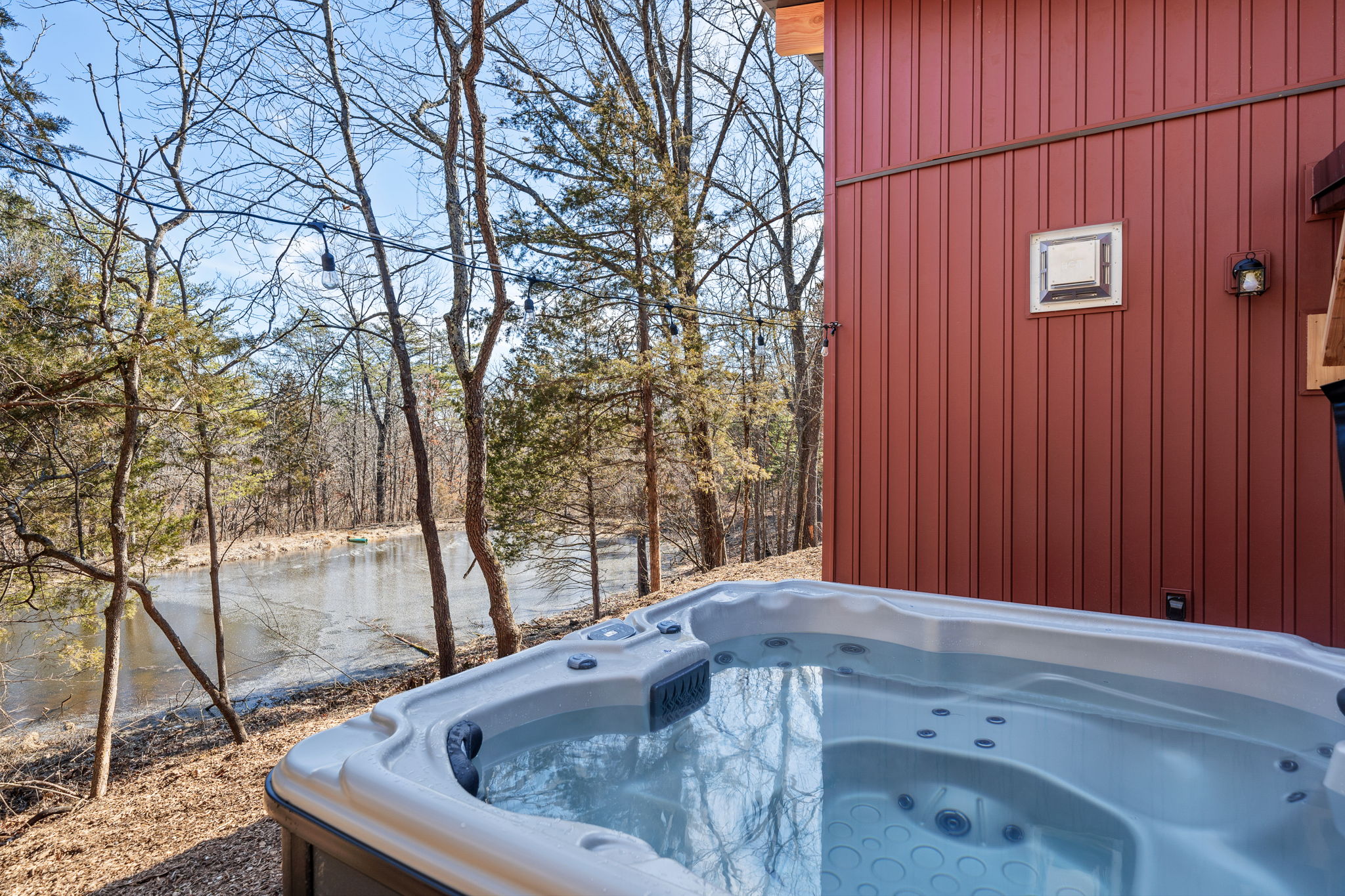 Secluded Wooded Cabin - Lakeside