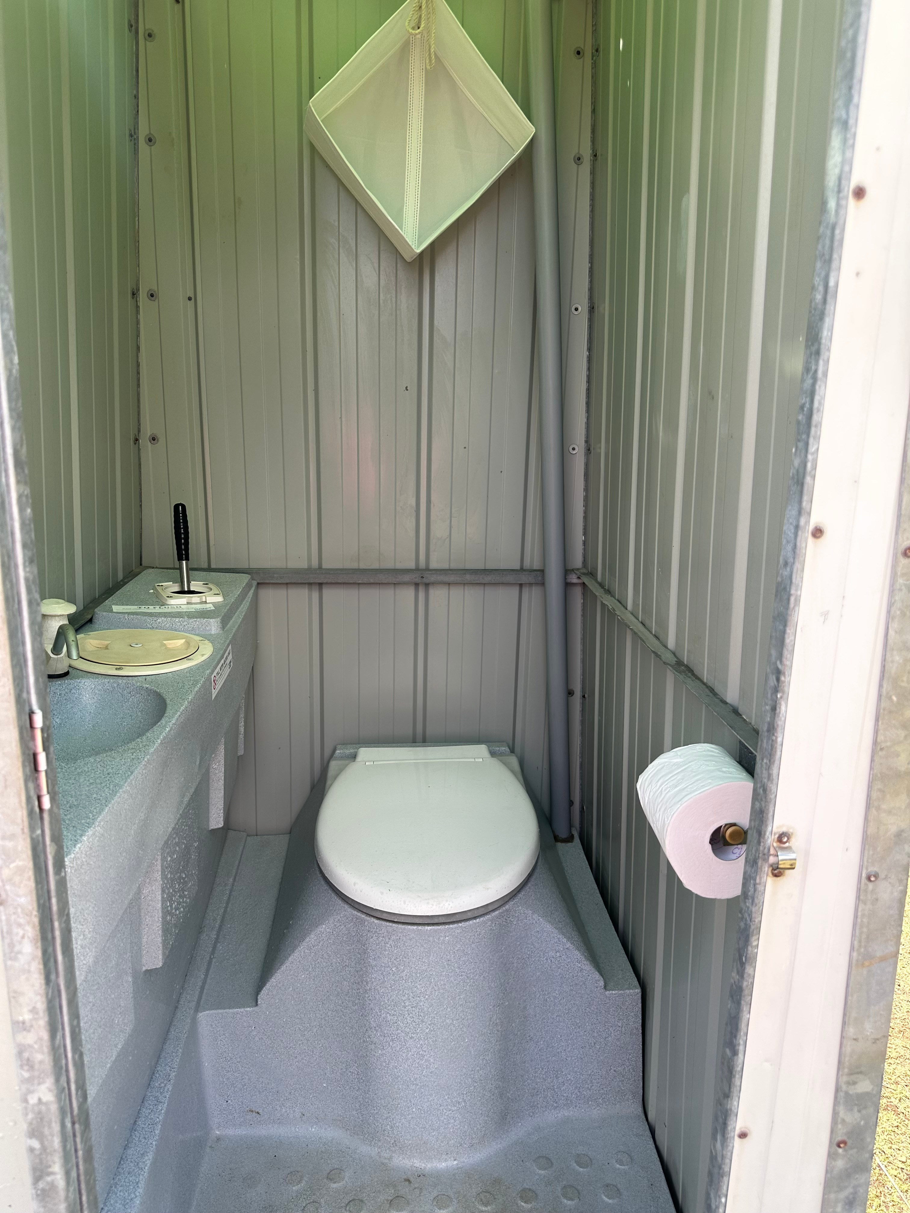 Portable toilet amenities available near the creek crossing - about 200m walk from most Munna Creek campsites.  The main residence also has a portable toilet/shower(cold) in the park after you enter the house yard on the left. 