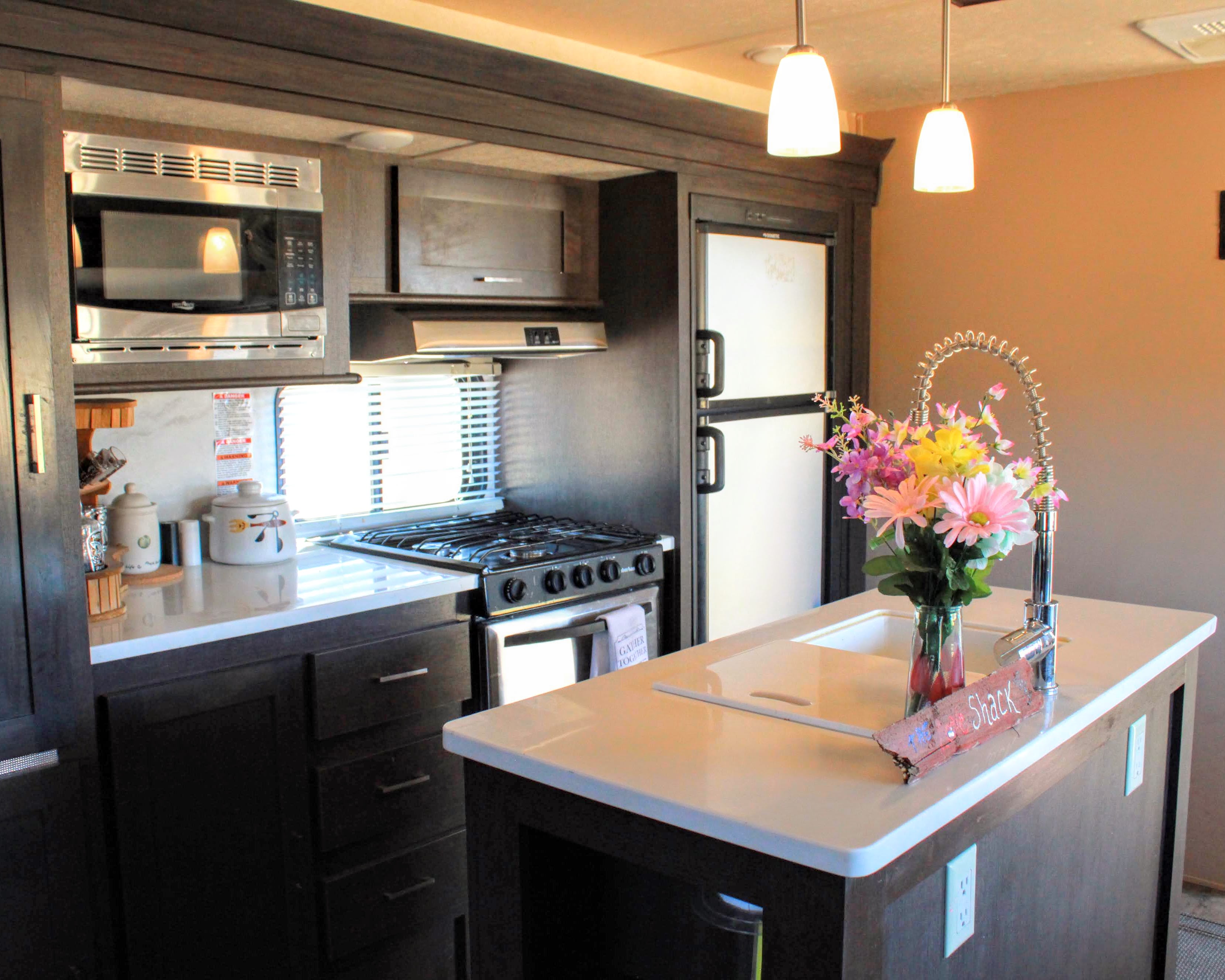 Amenities: Fully functional kitchen!