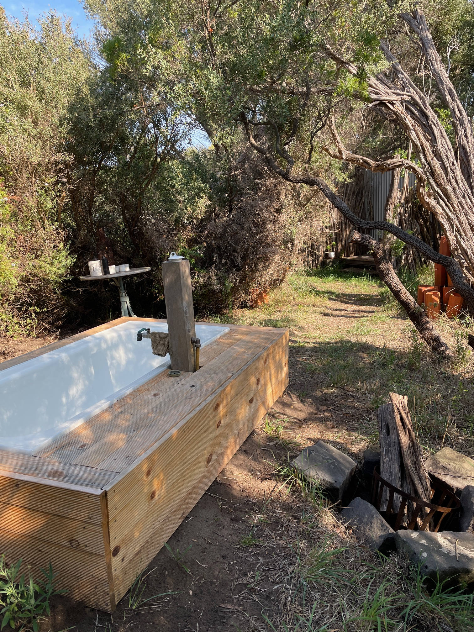 Hi adventurists. This outdoor bath has hot and cold water. It's very private and heaven with a book, laptop for movies, a sound speaker. Soak the night away in your priavte bath. 

My dream has been to own a place where travellers can meet, share stories, feel free and completely relax. 