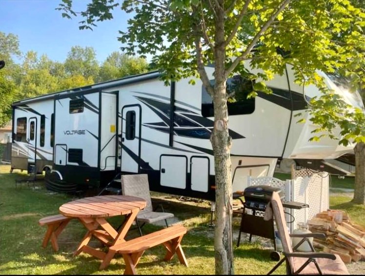 Lakeshore Getaway
