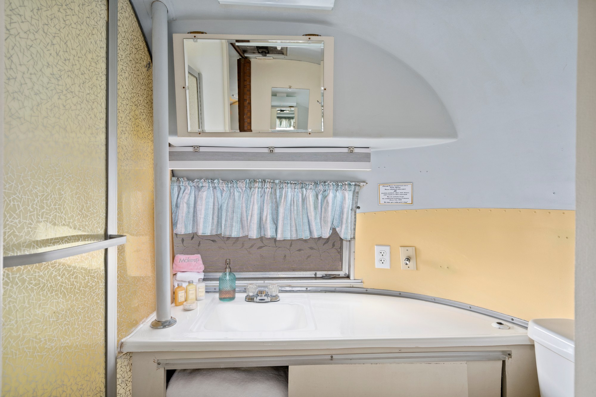 The Cozy Peach at Schnepf Farms