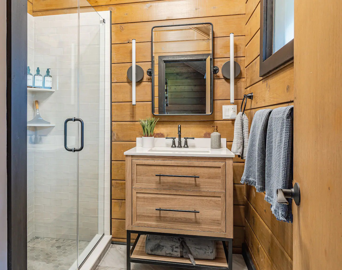 5 Min to Skiing | Hot Tub | Fire Pit | Pool Table