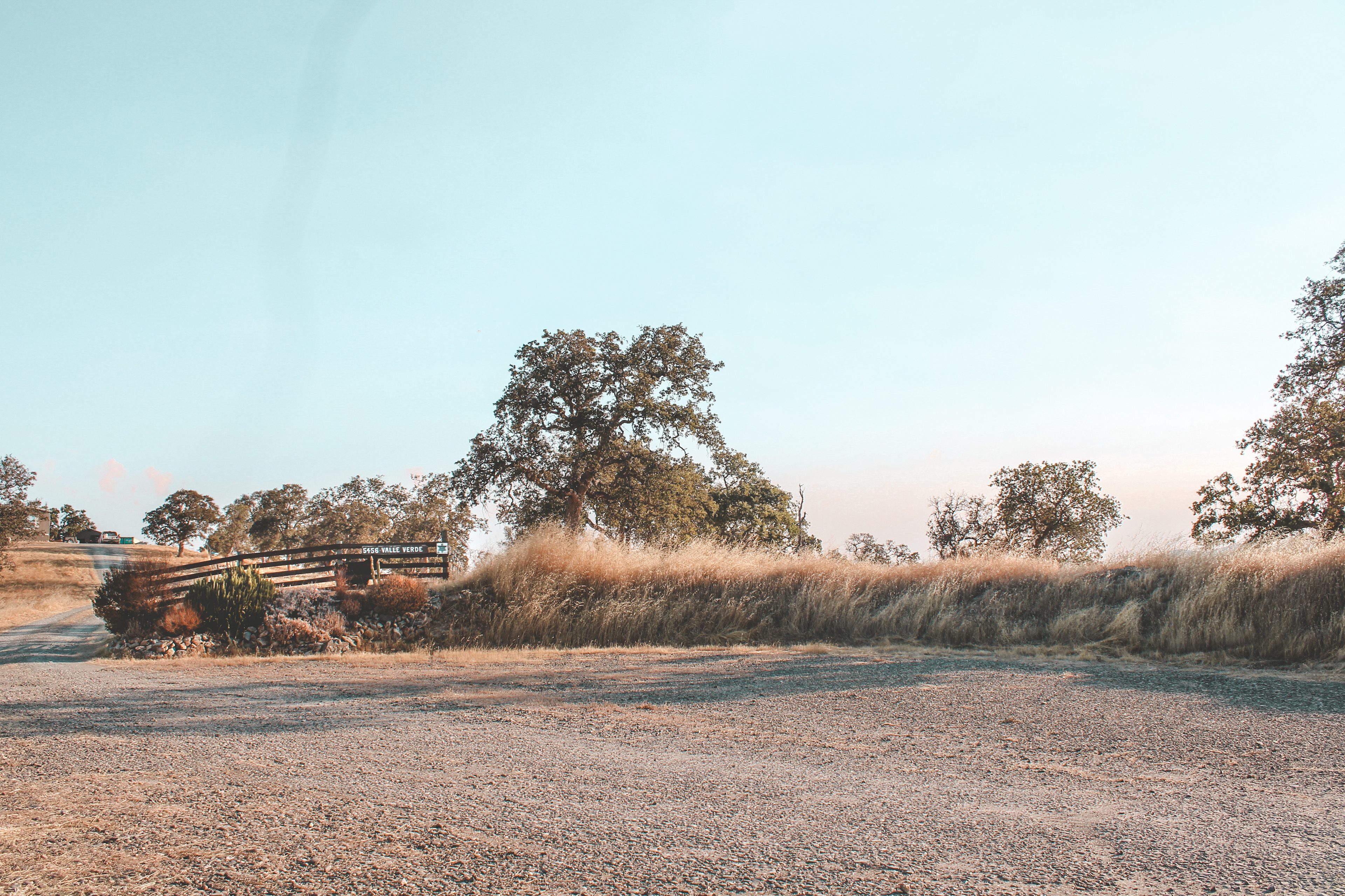 the space to the right across from the platform can accommodate a lot of different vehicles