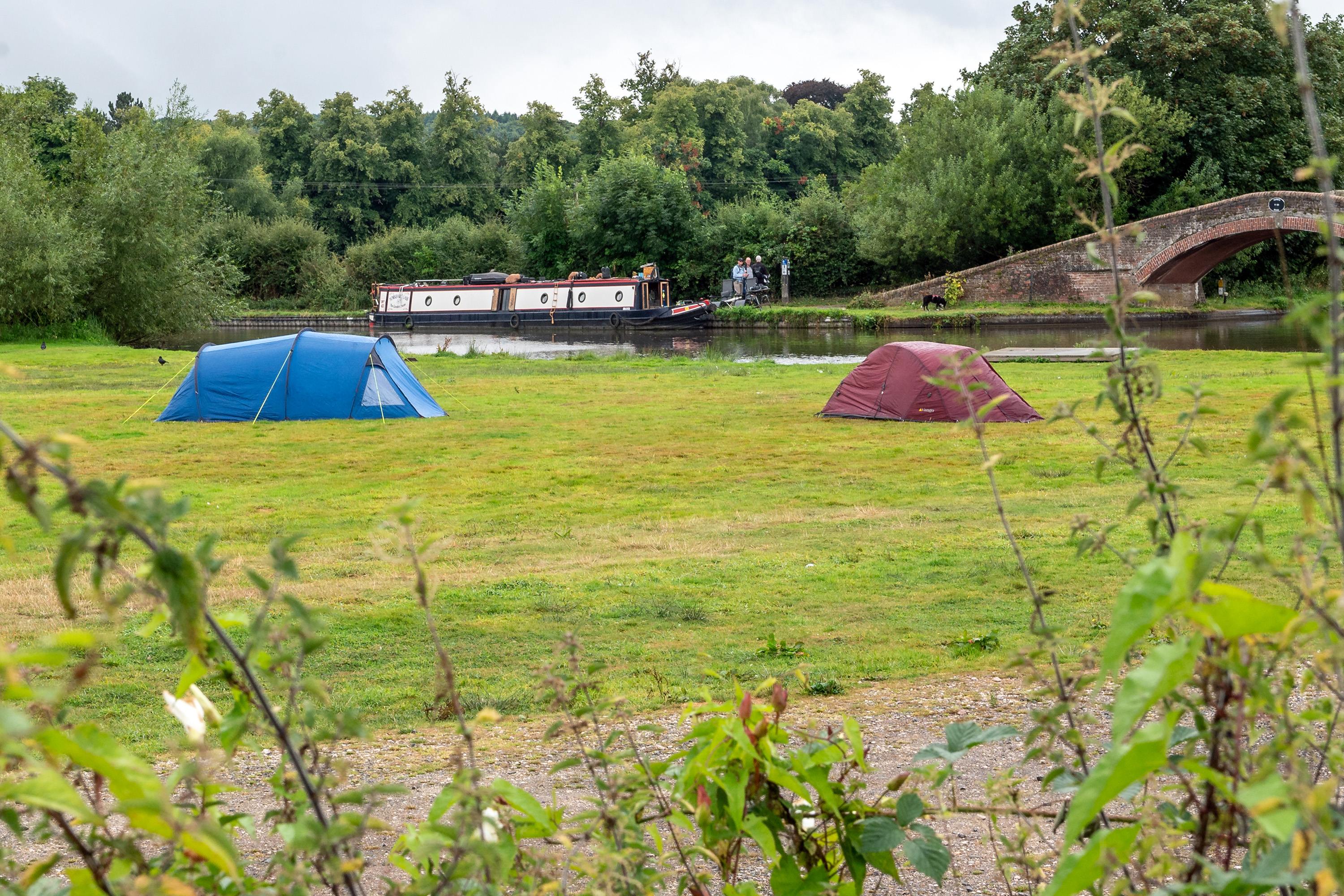 Canalside Camping is a site that’s true to its name. An open and flat green field, banking a section of the Trent and Mersey Canal. The site has an excellent farm shop and cafe adjacent to it, and is surrounded by historic bridges, waterways and a National Tru