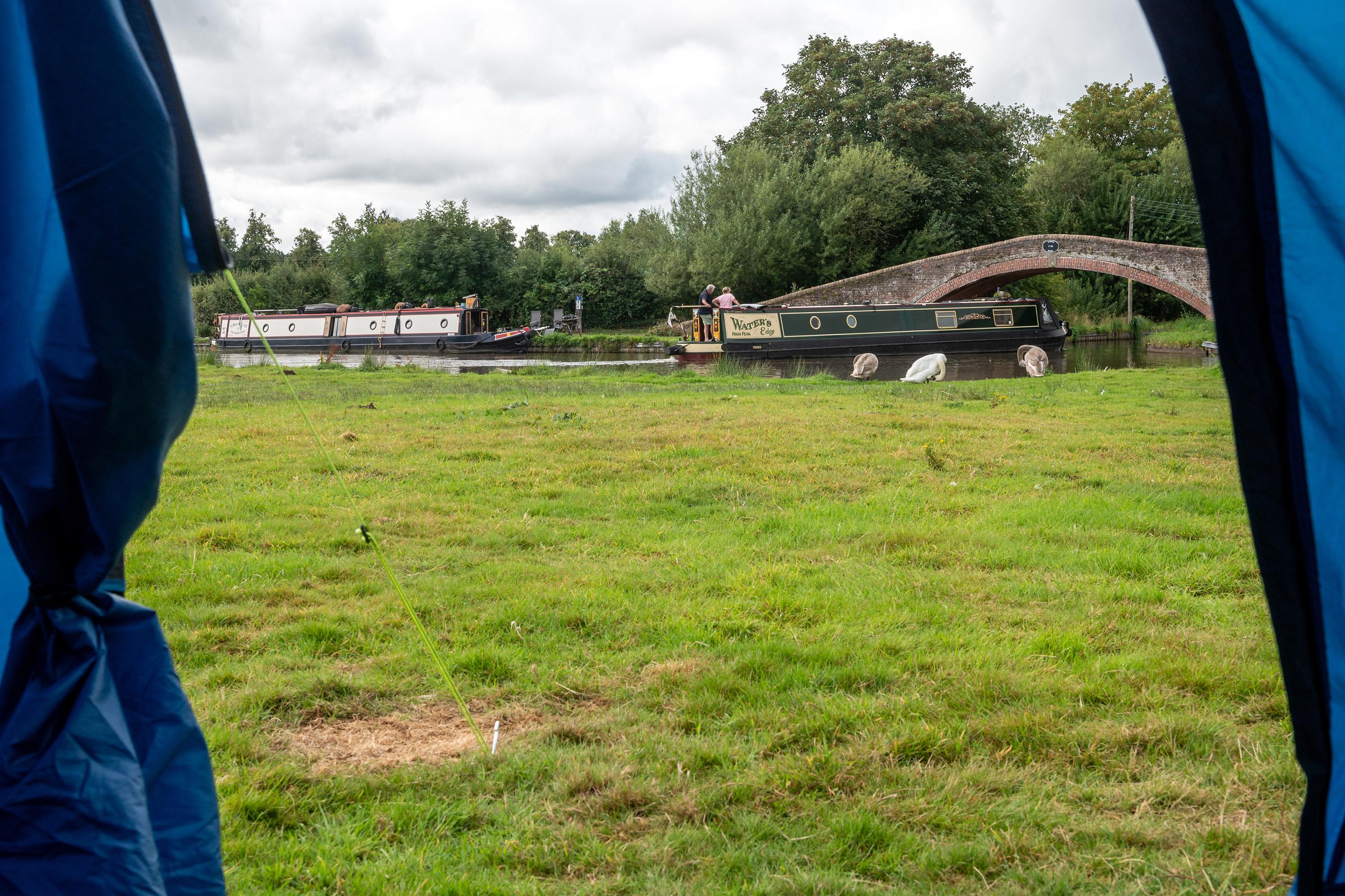 Not a bad view to wake up to. Canalside Camping is a site that’s true to its name. An open and flat green field, banking a section of the Trent and Mersey Canal. 