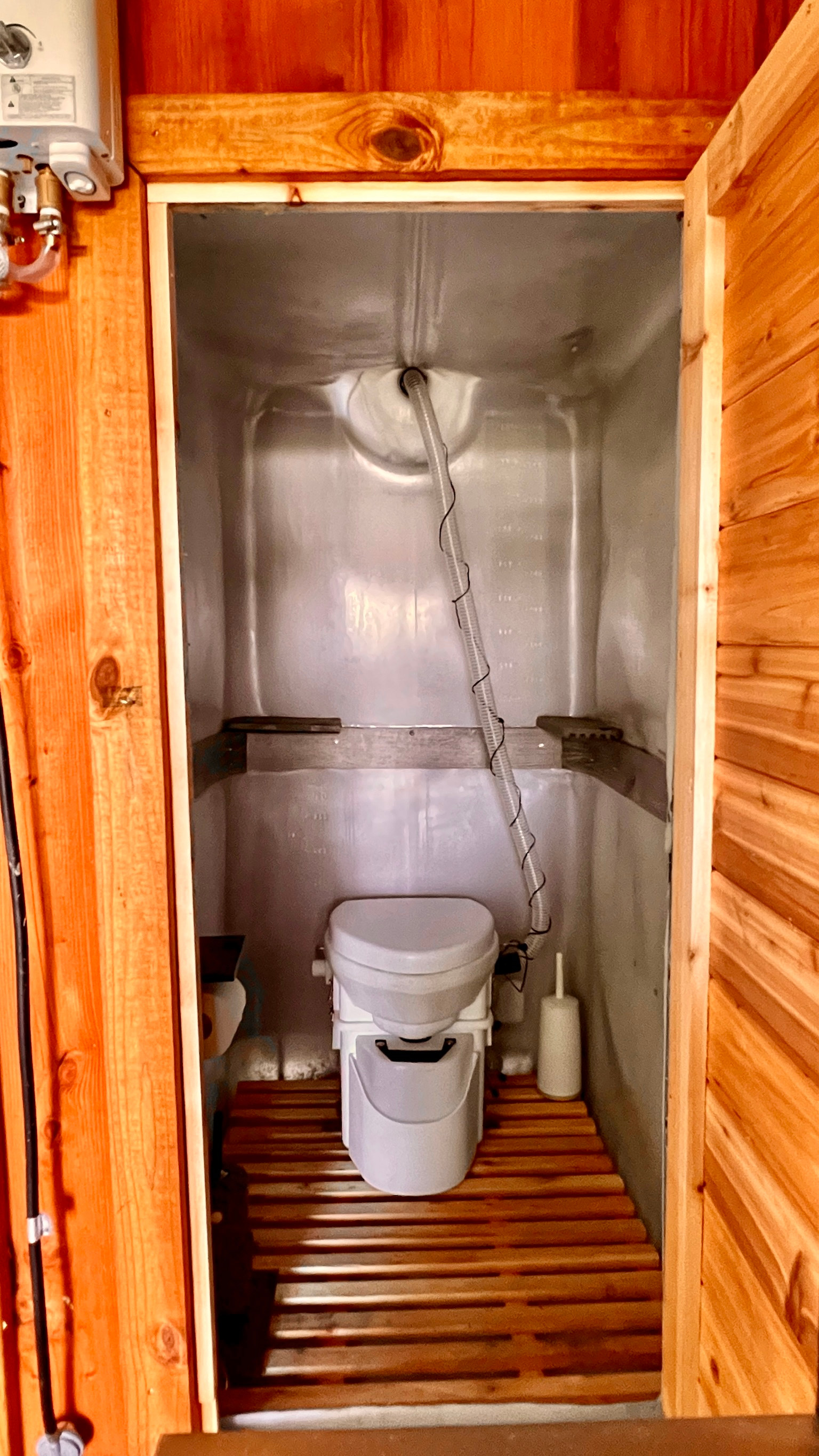 Composting toilet, led lights, “Drift” pine air freshener, toilet paper provided. Natural cedar wood to enhance good smells. 