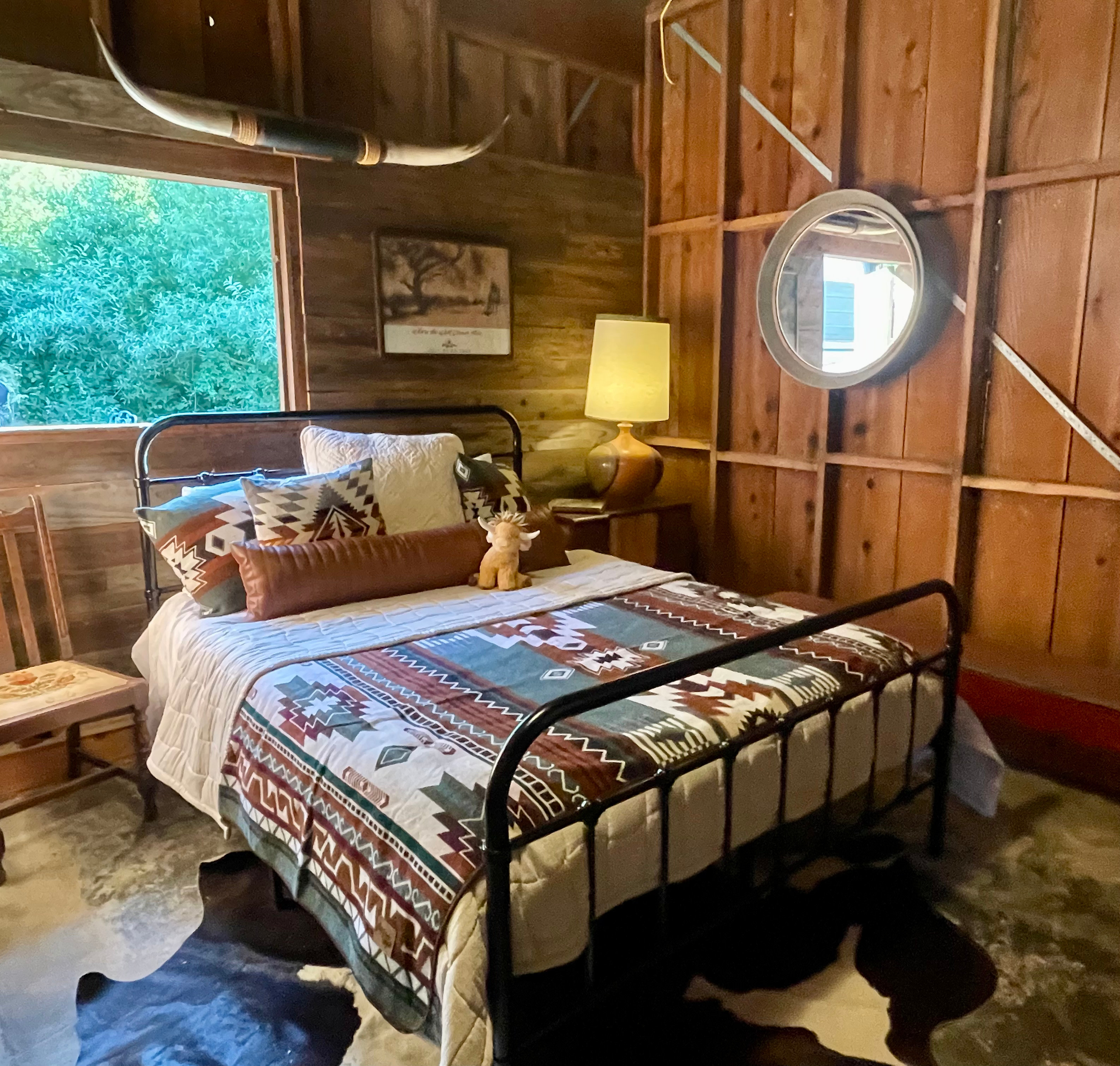 Queen bed. Linens provided.