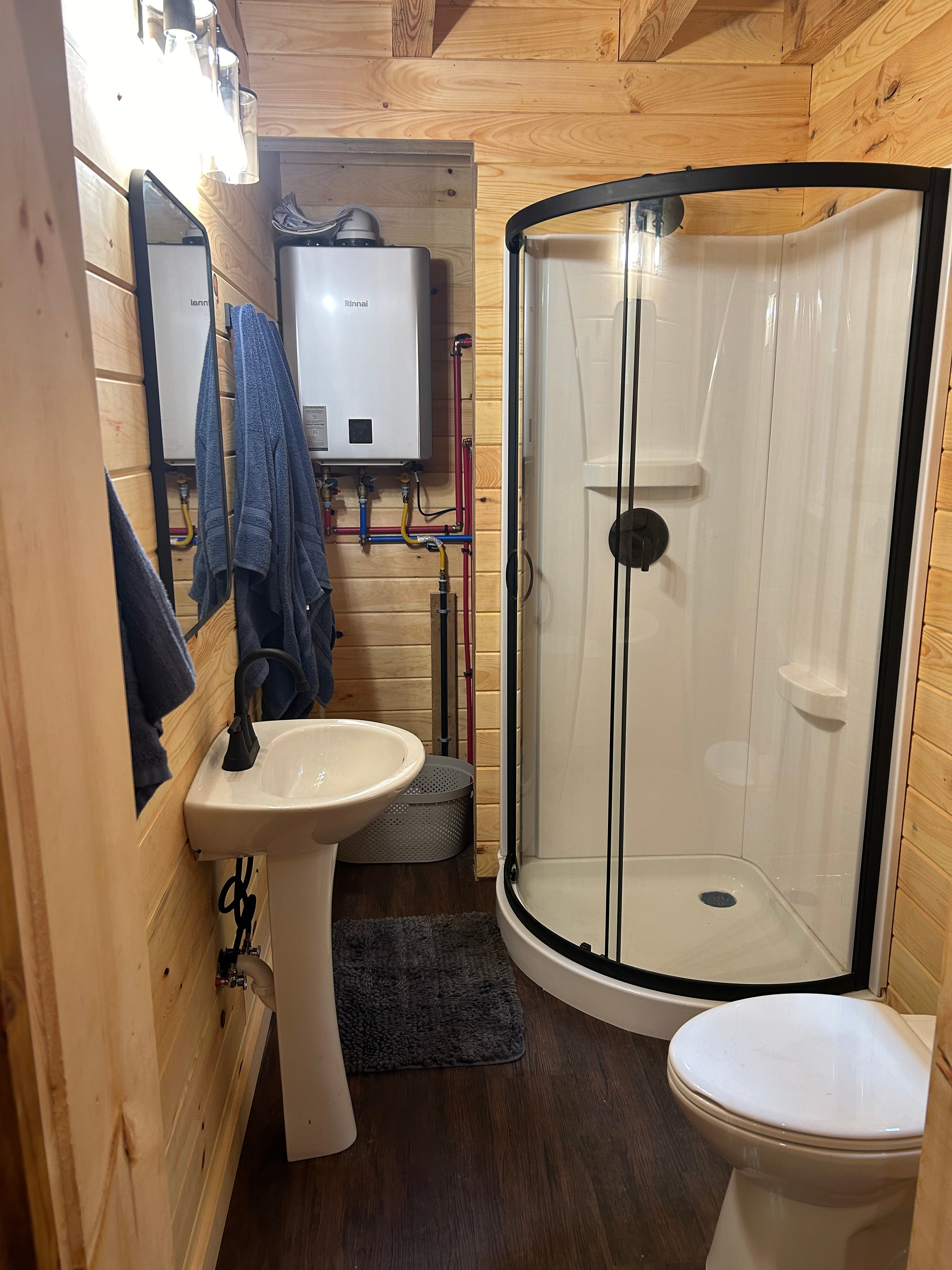 Gracies Cabin on the Lake w/ hottub