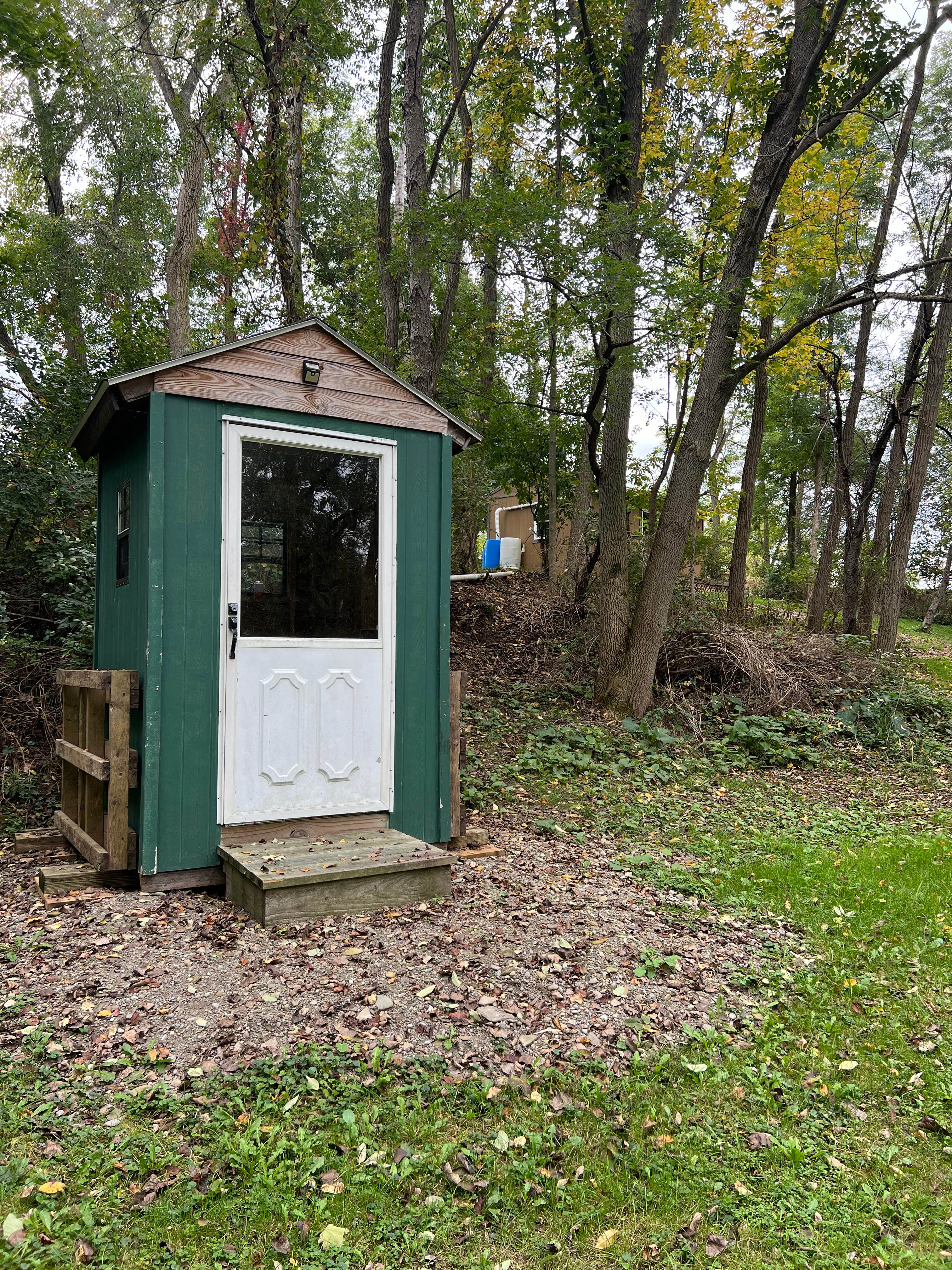 Outhouse with flush toi