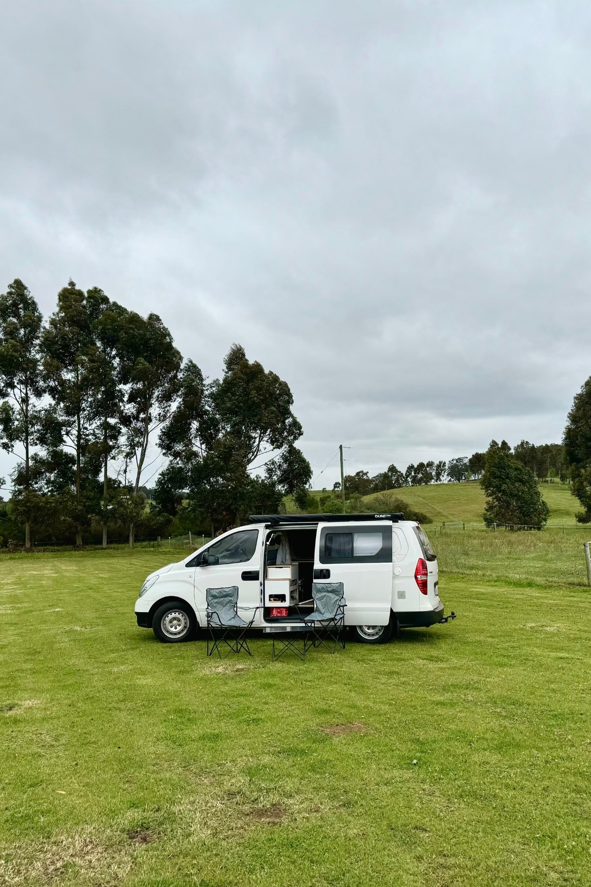 If you're in a campervan, RV, or tent, this spot is perfect! A massive open area right next to horse and sheep paddocks, with access to water and the added bonus of shower facilities offered by the lovely host. It's the ideal place to set up camp and enjoy the countryside! 
