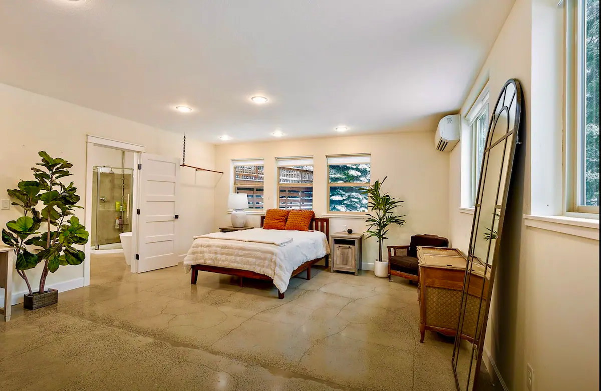 Gorgeous Lakeside Lodgings + Sauna