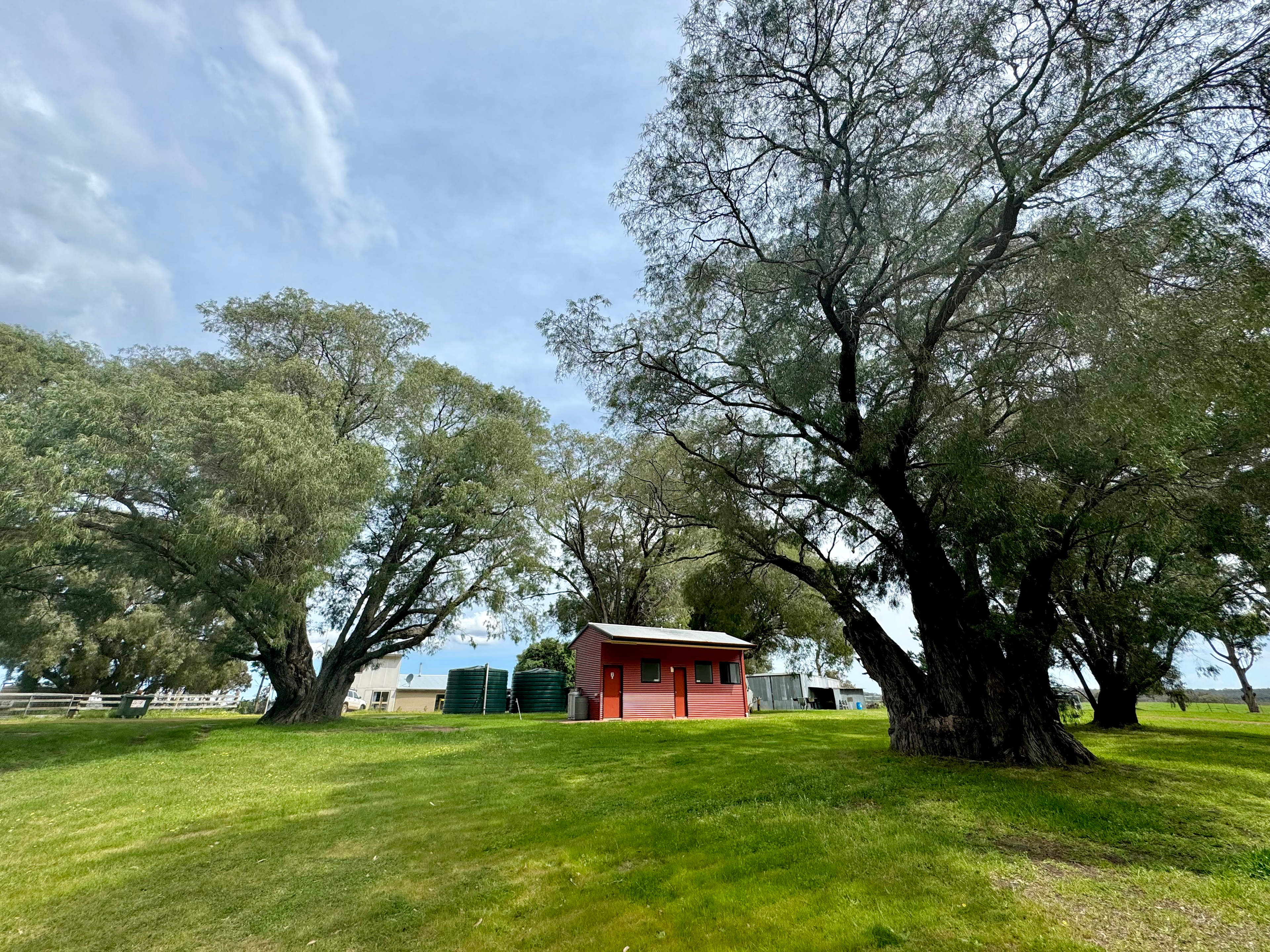 This campsite covers all the essentials, offering both en-suite options and shared bathrooms. Whether you want a bit more privacy or don't mind sharing, they've got you sorted.