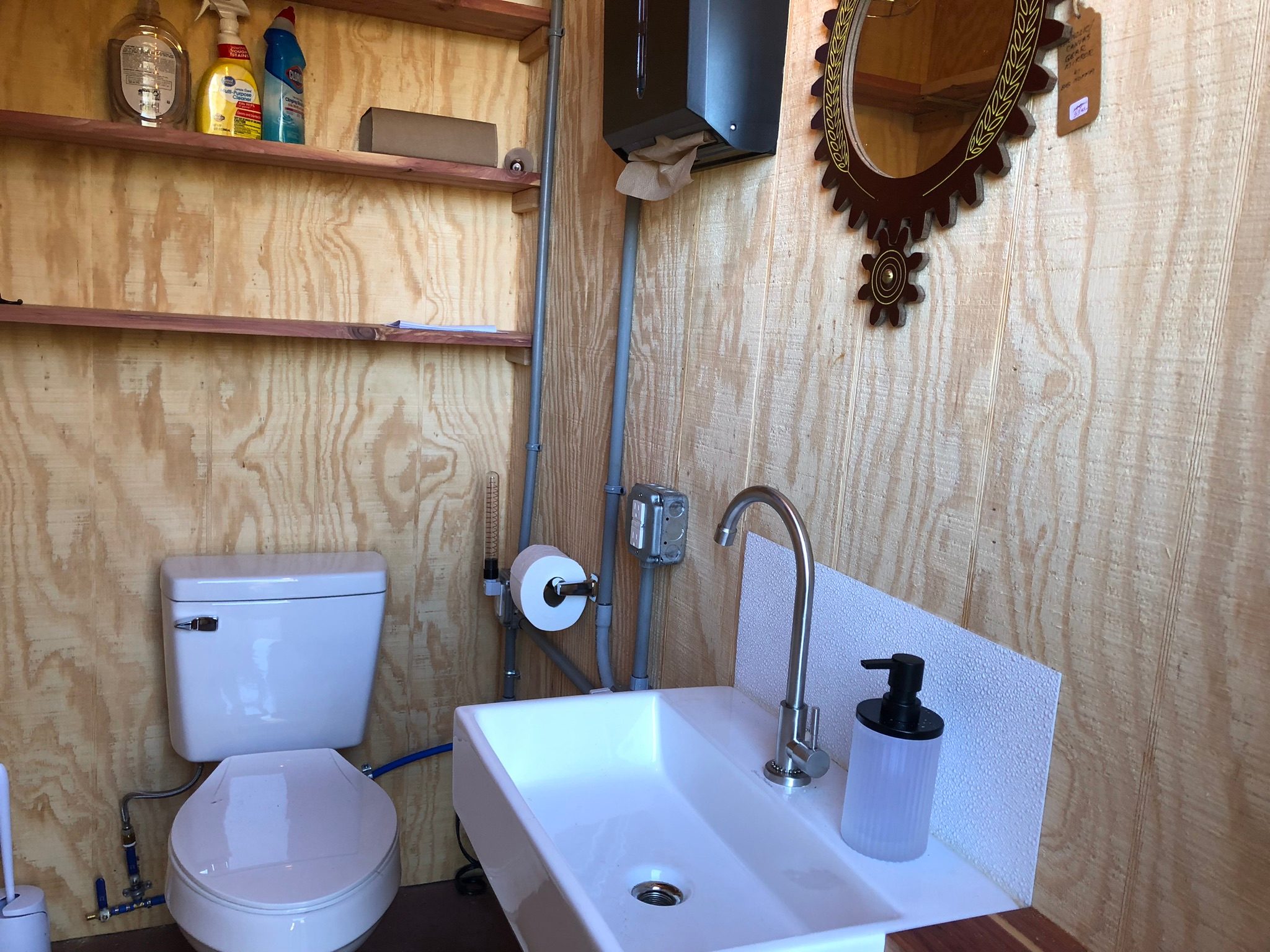 Camper, AC, Hot Shower, Firewood