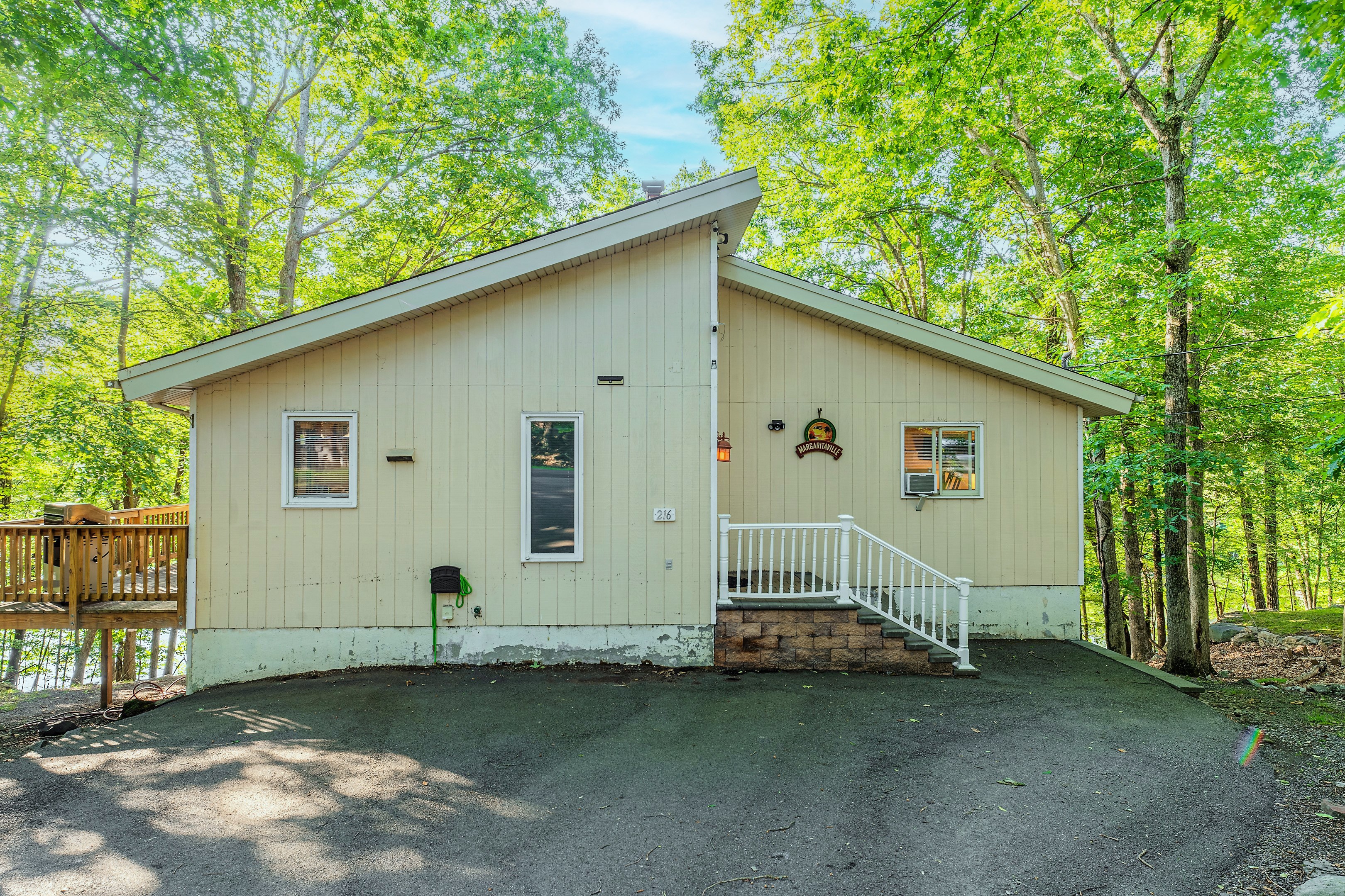 Peaceful Lakefront Stay, HotTub