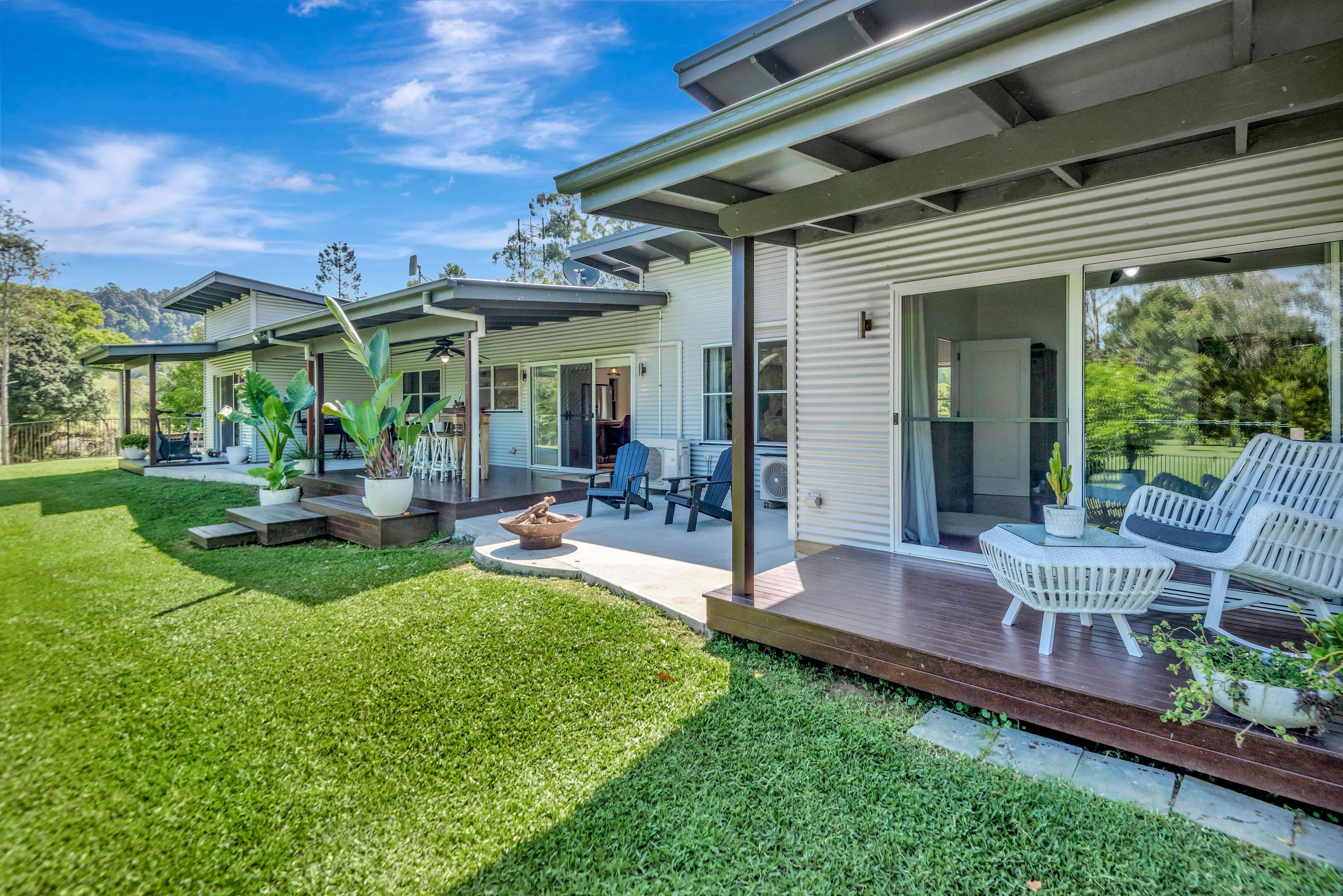 Lumeah By The Creek Near Waterfalls