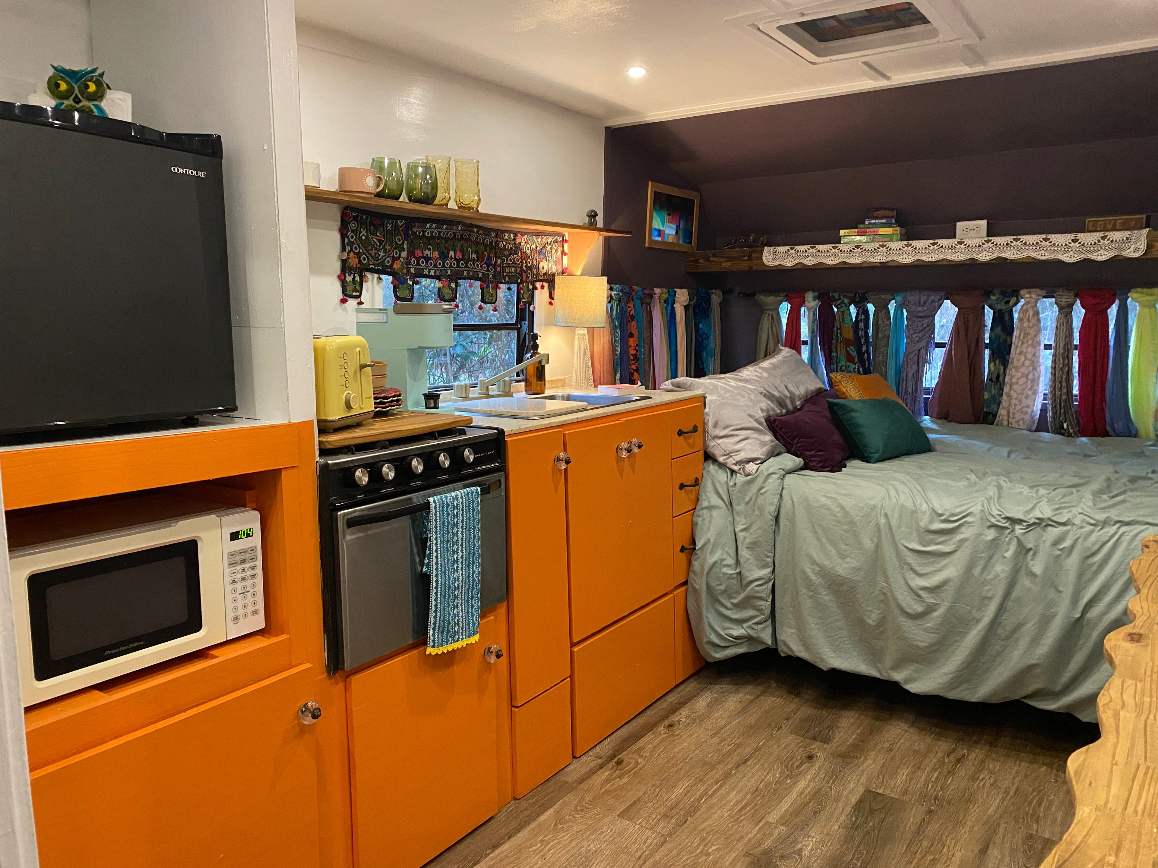 Kitchenette and double bed 