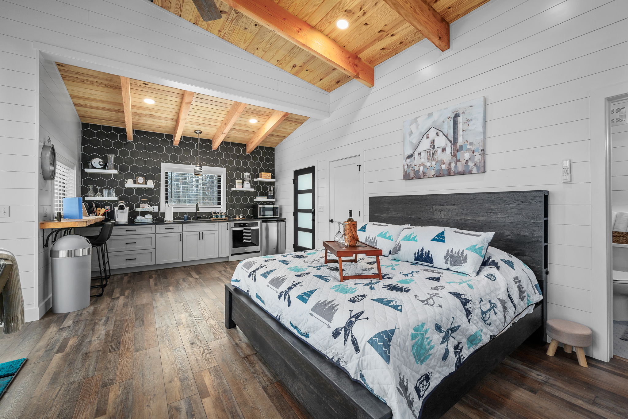 Secluded Wooded Cabin - Lakeside