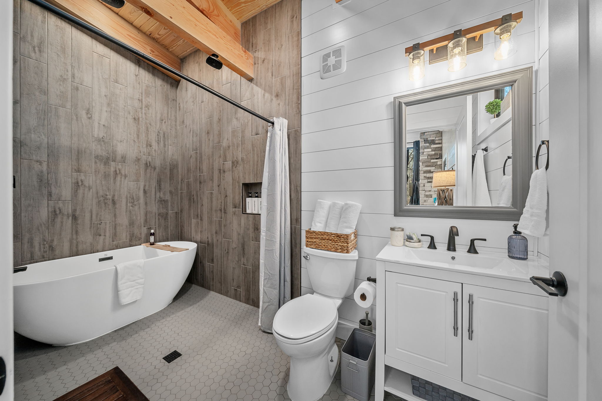 Secluded Wooded Cabin - Lakeside