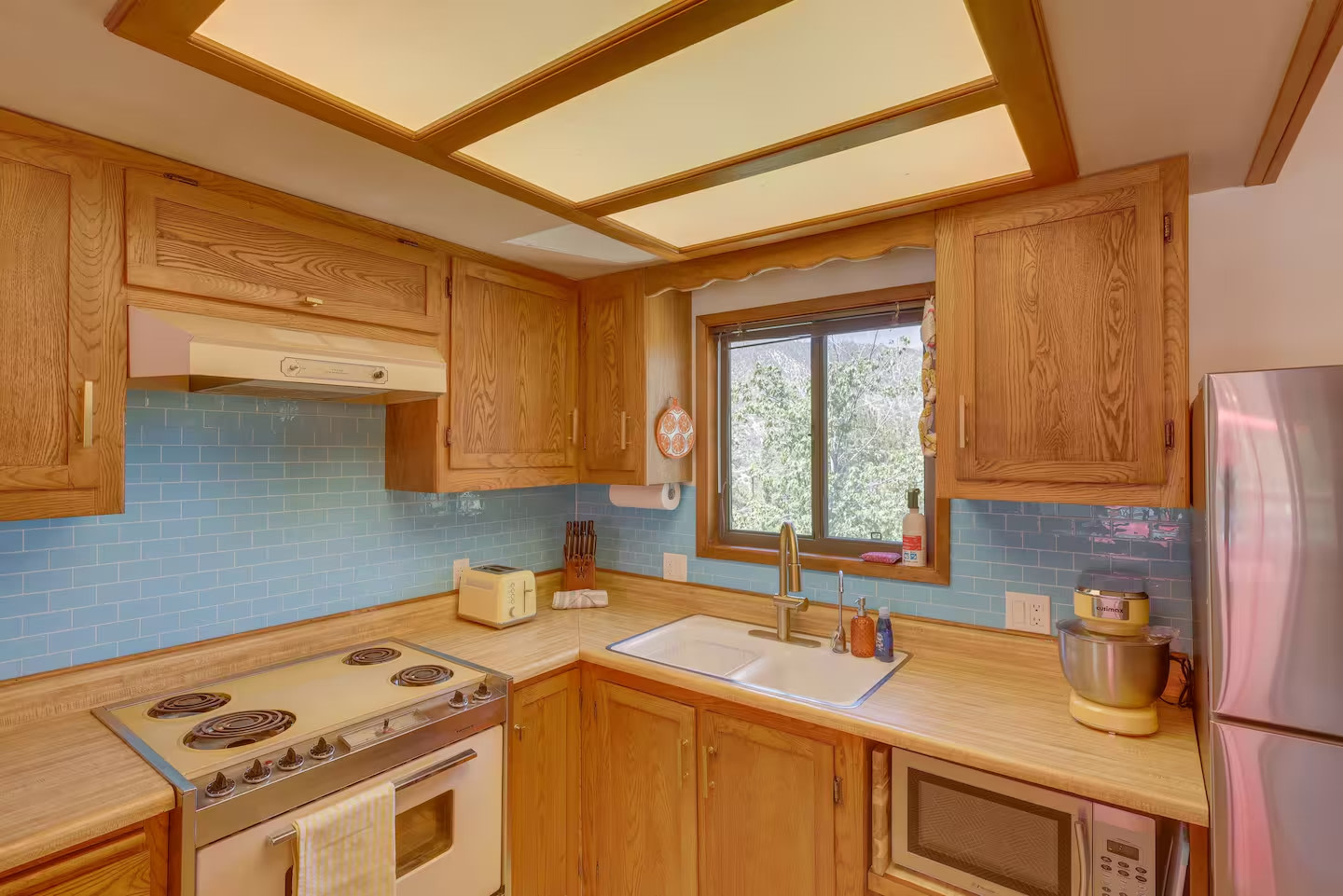 Cute Colorful Alpine Cabin w/HotTub