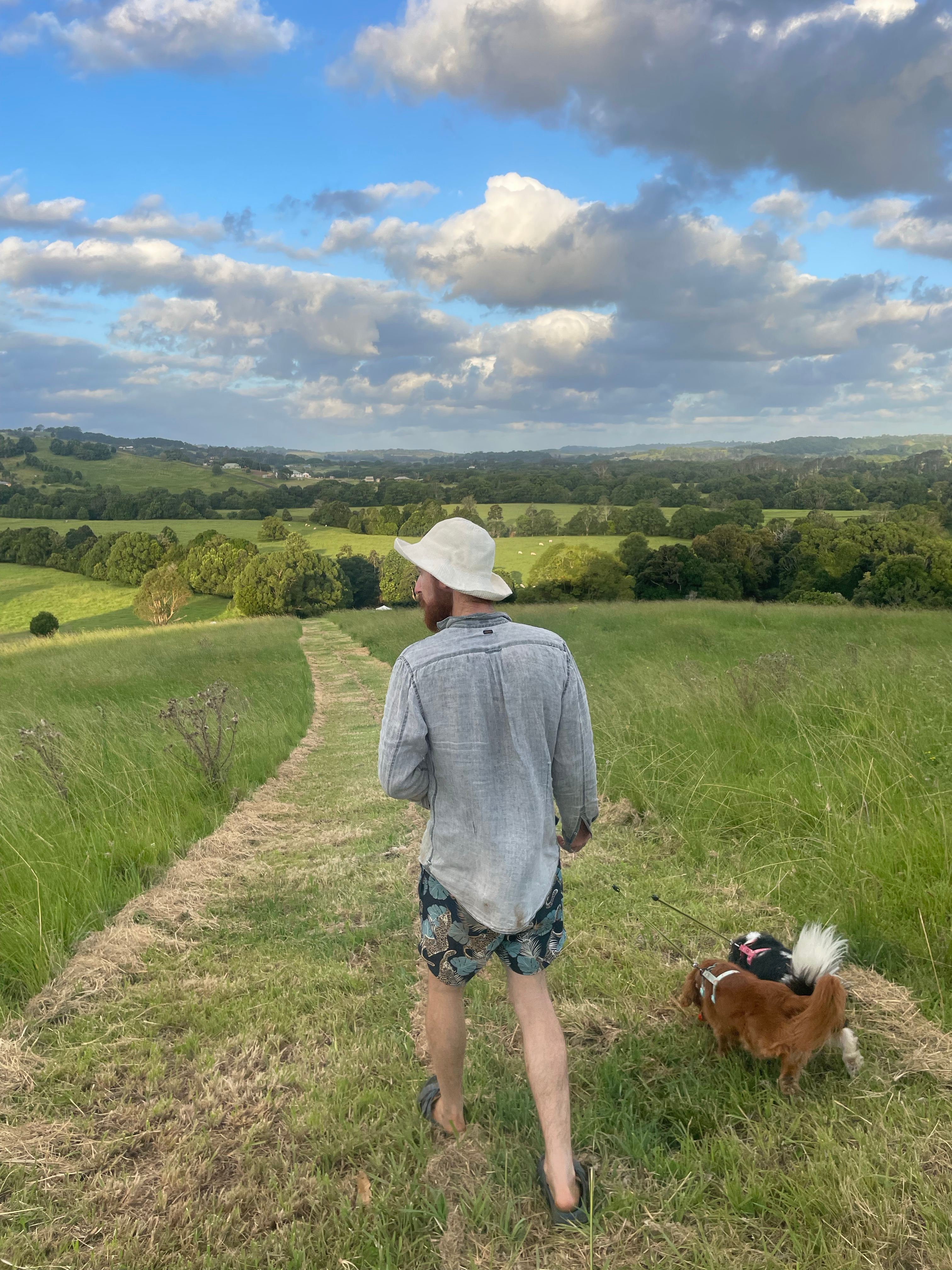 The hill walk was so beautiful! Only a 2 minute walk. Would be a beautiful breakfast or coffee spot 