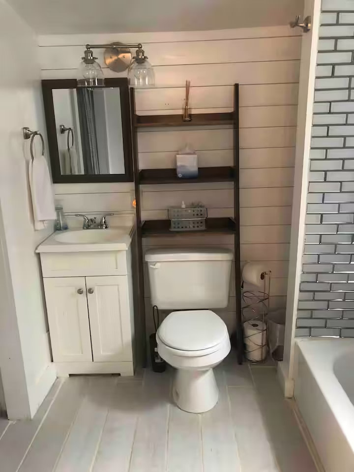 Renovated 1950s Cabin with hot tub