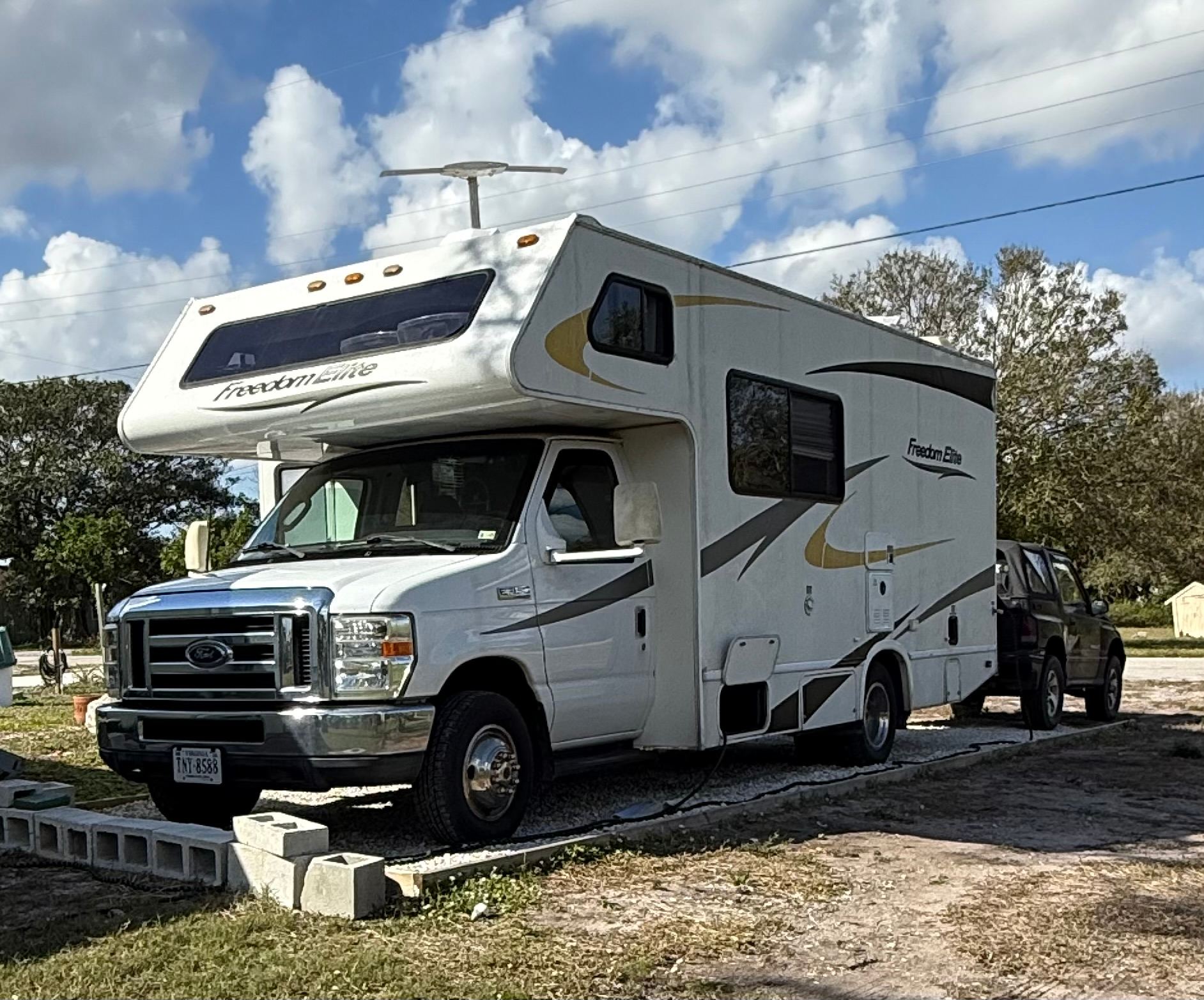 RV Electric with Water Site. Back in or Pull in from the Street onto Gravel driveway. Easy access to electric and water. Septic not available.  Host resides on this 1/2 acre lot. Other campers may also be on the property. Rigs should not exceed about 26ft. Please inquire if in doubt.  This property is located in a residential neighborhood setting. 
