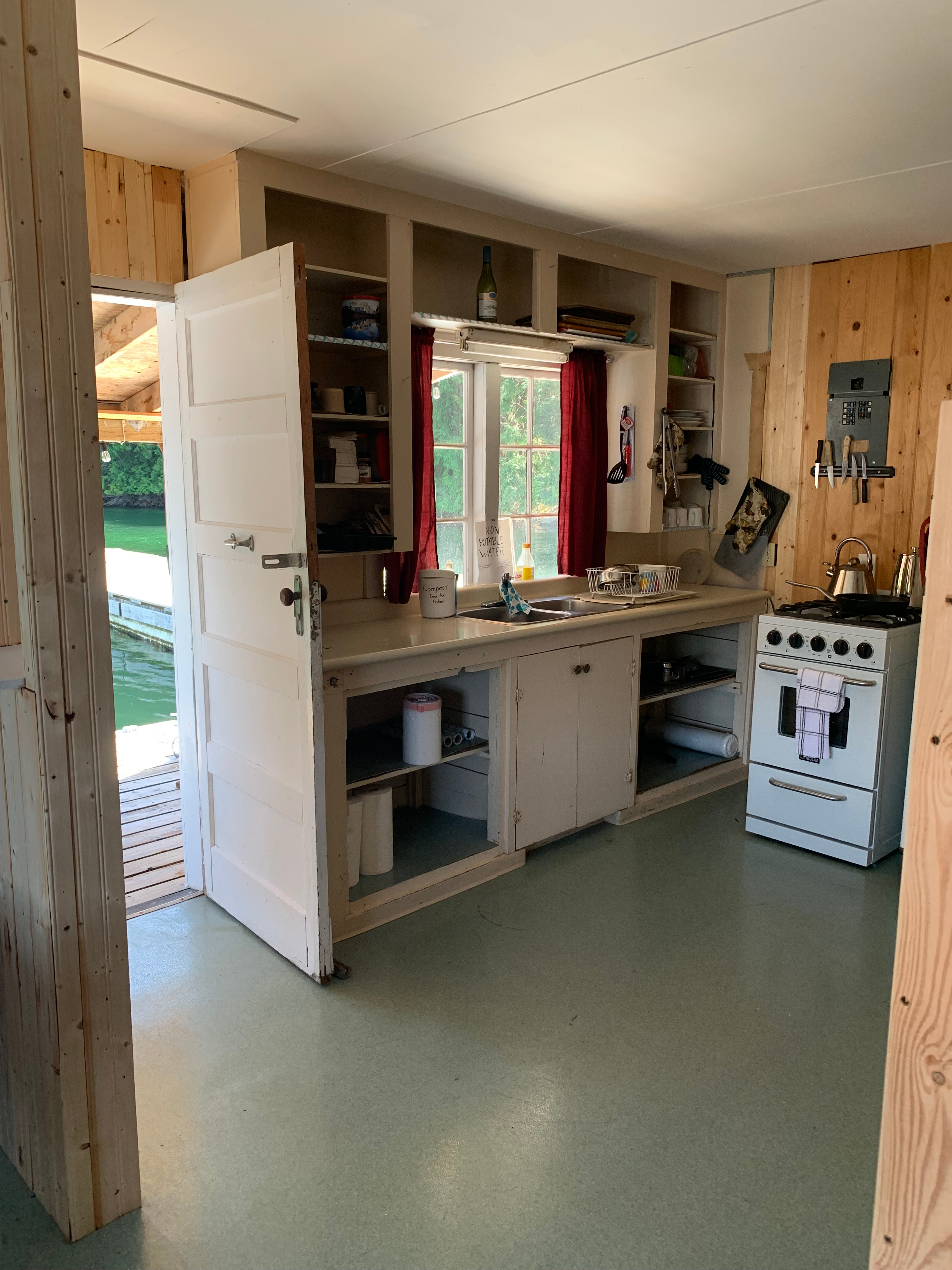 Fishy Pete’s Bones Bay Lodge