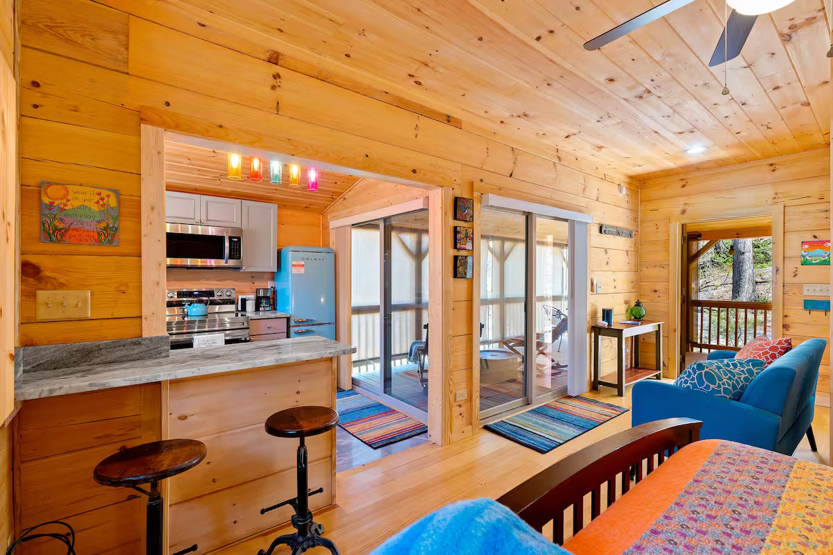 It is all very open and modern with great natural light and an eat in kitchen bar. 