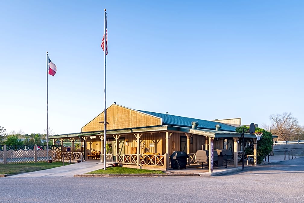 Pioneer River Resort