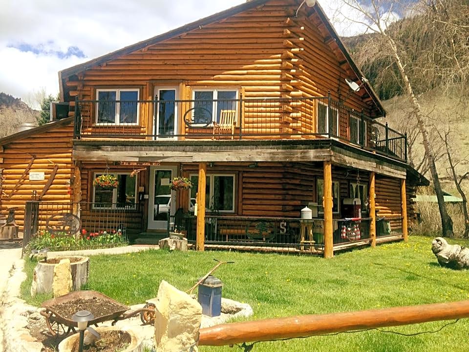 Blue Creek Lodge