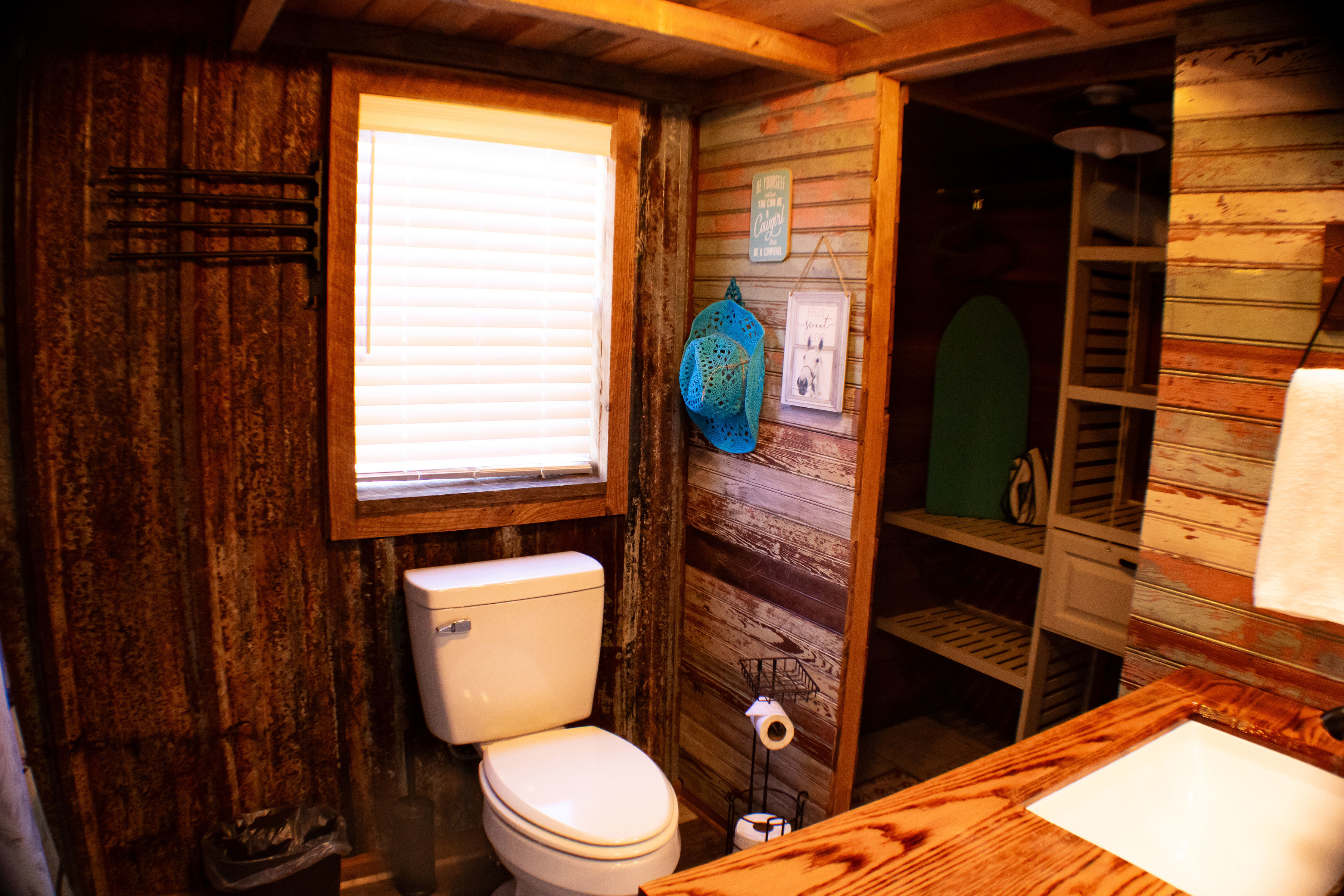 Secluded FarmStay, KING Bd, HOT TUB